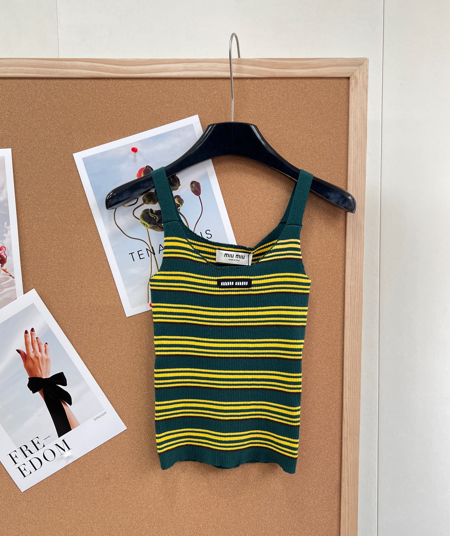 🆕Miu Miu 条纹吊带针织背心｜甜酷少女的春日刚需- 复古撞色条纹：三种配色精准拿捏复古氛围——白底