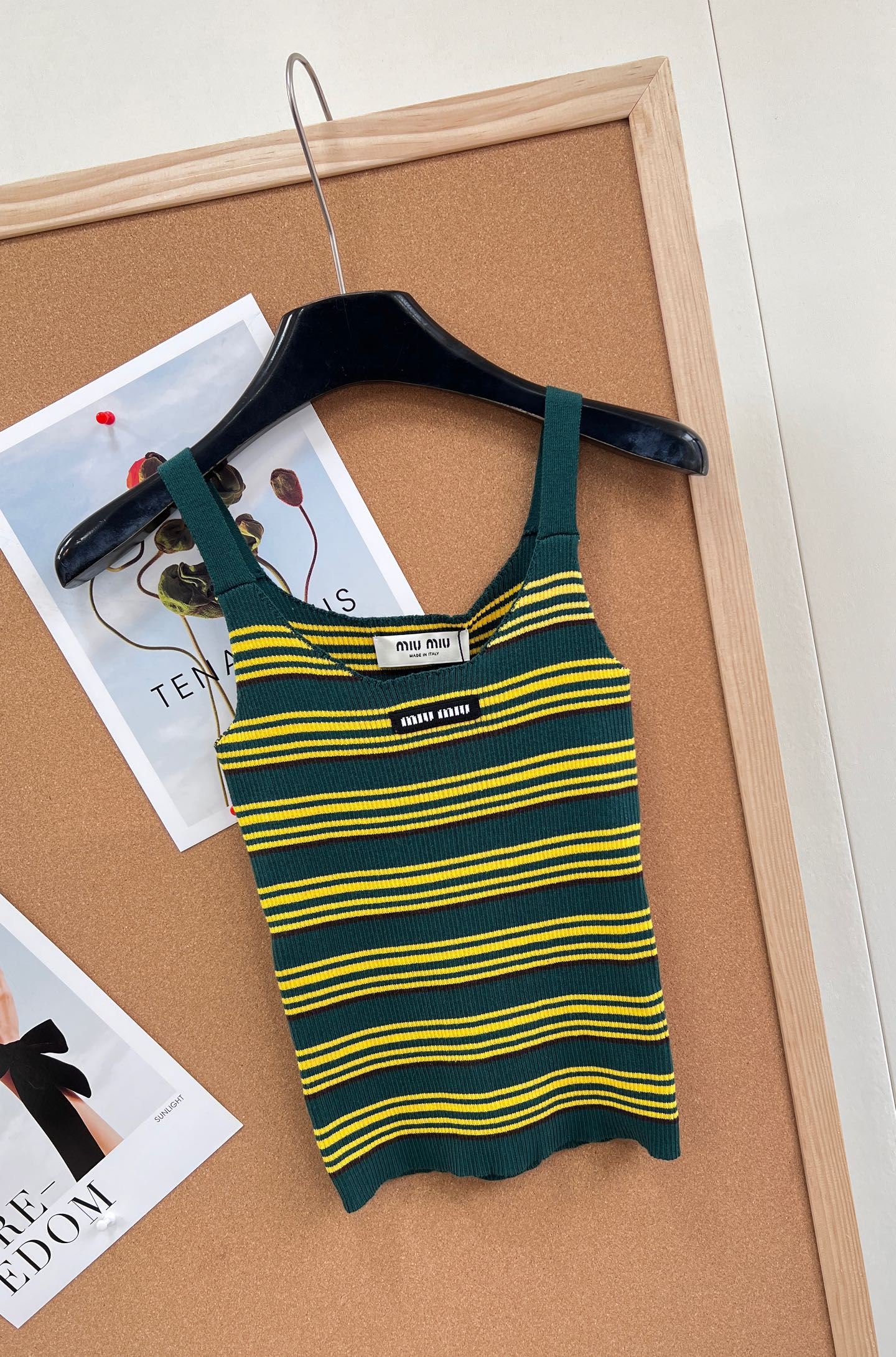 🆕Miu Miu 条纹吊带针织背心｜甜酷少女的春日刚需- 复古撞色条纹：三种配色精准拿捏复古氛围——白底