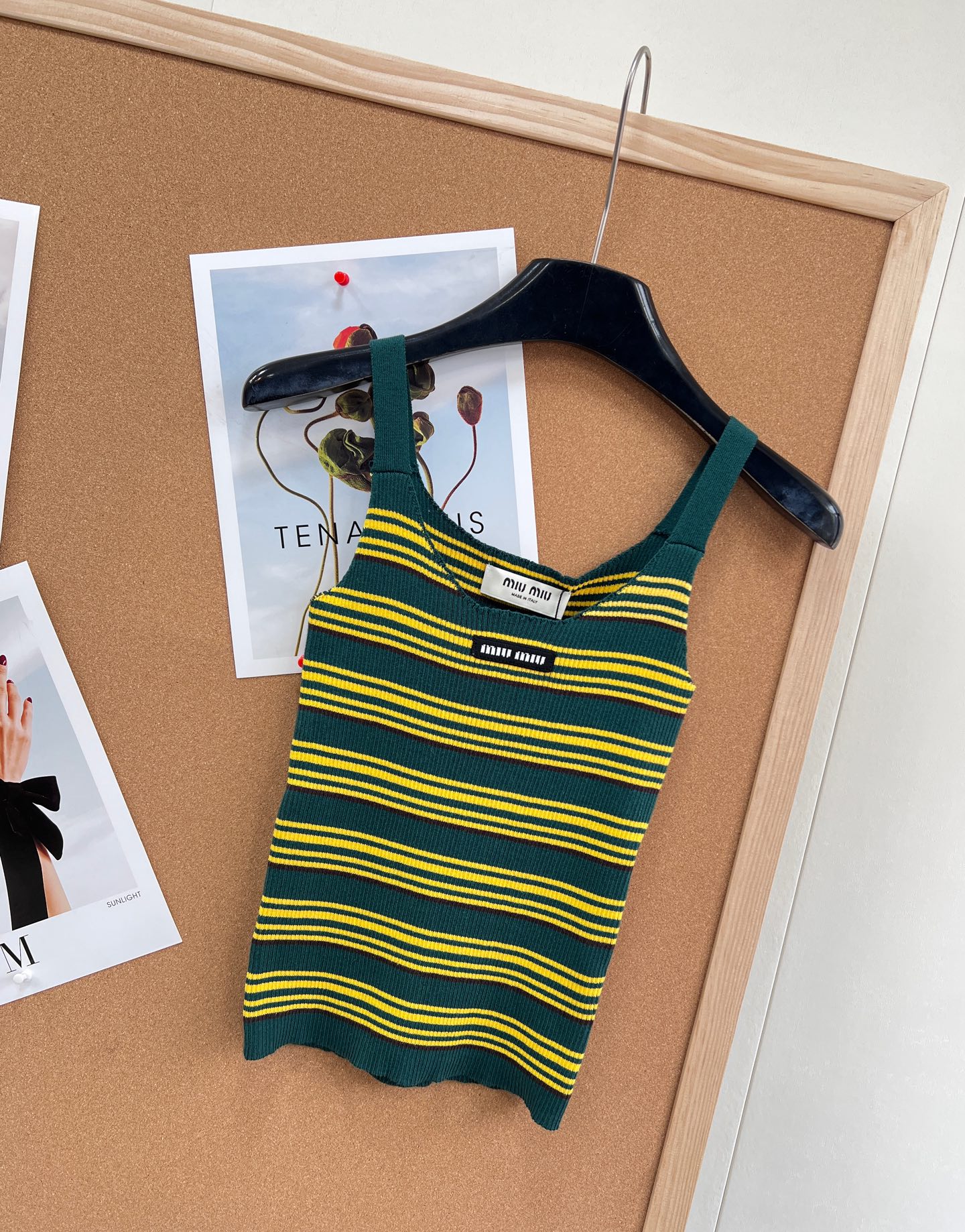 🆕Miu Miu 条纹吊带针织背心｜甜酷少女的春日刚需- 复古撞色条纹：三种配色精准拿捏复古氛围——白底