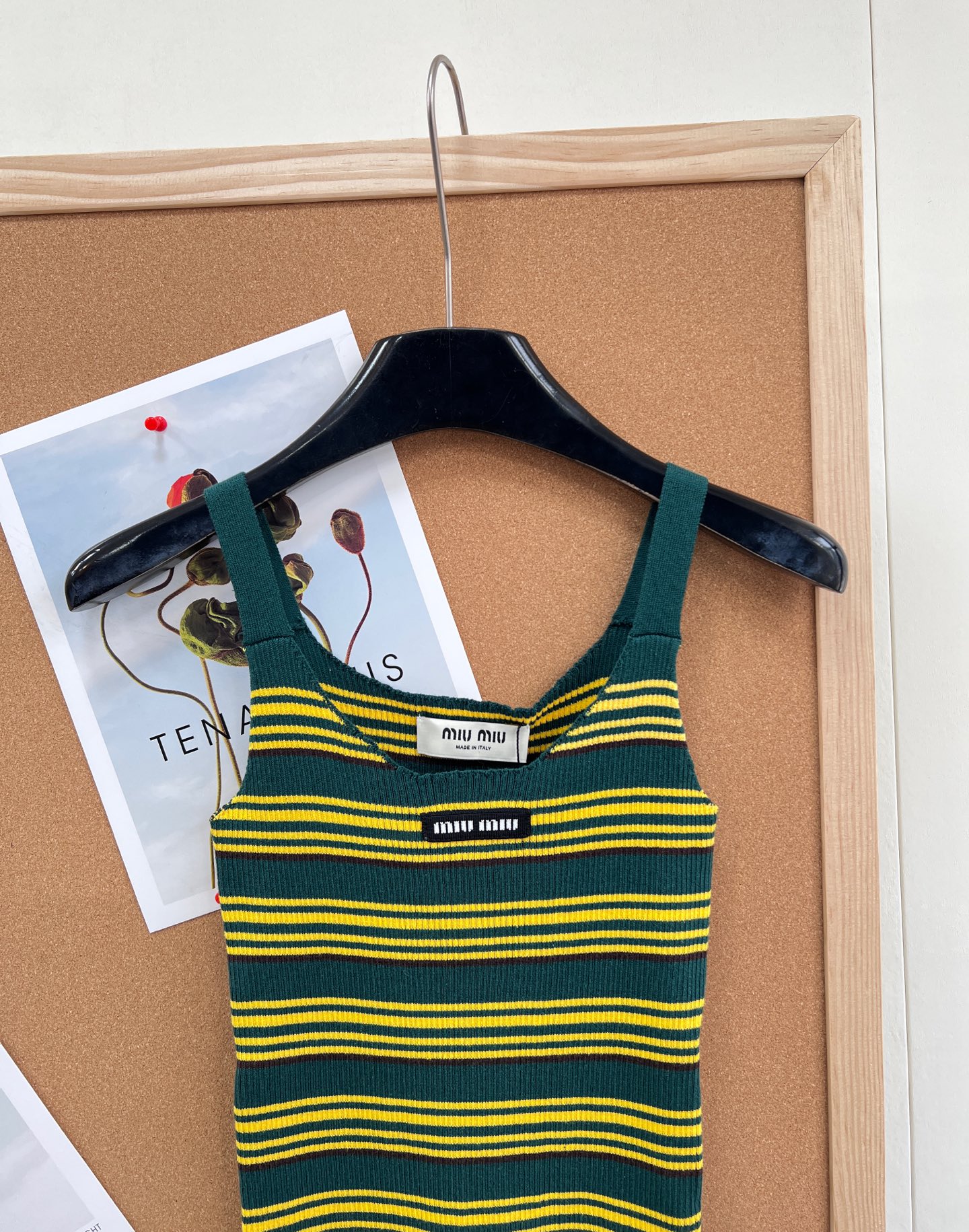 🆕Miu Miu 条纹吊带针织背心｜甜酷少女的春日刚需- 复古撞色条纹：三种配色精准拿捏复古氛围——白底