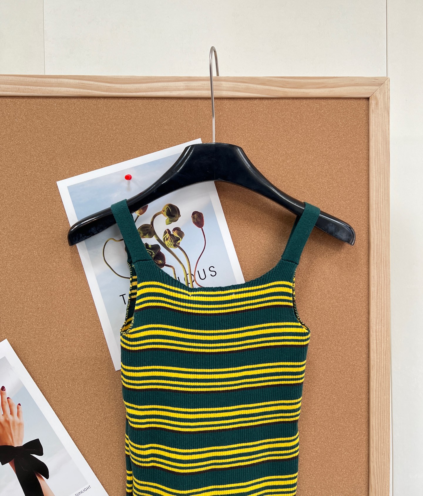 🆕Miu Miu 条纹吊带针织背心｜甜酷少女的春日刚需- 复古撞色条纹：三种配色精准拿捏复古氛围——白底