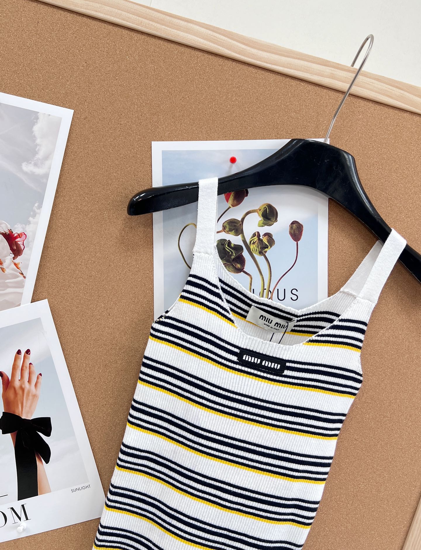 🆕Miu Miu 条纹吊带针织背心｜甜酷少女的春日刚需- 复古撞色条纹：三种配色精准拿捏复古氛围——白底