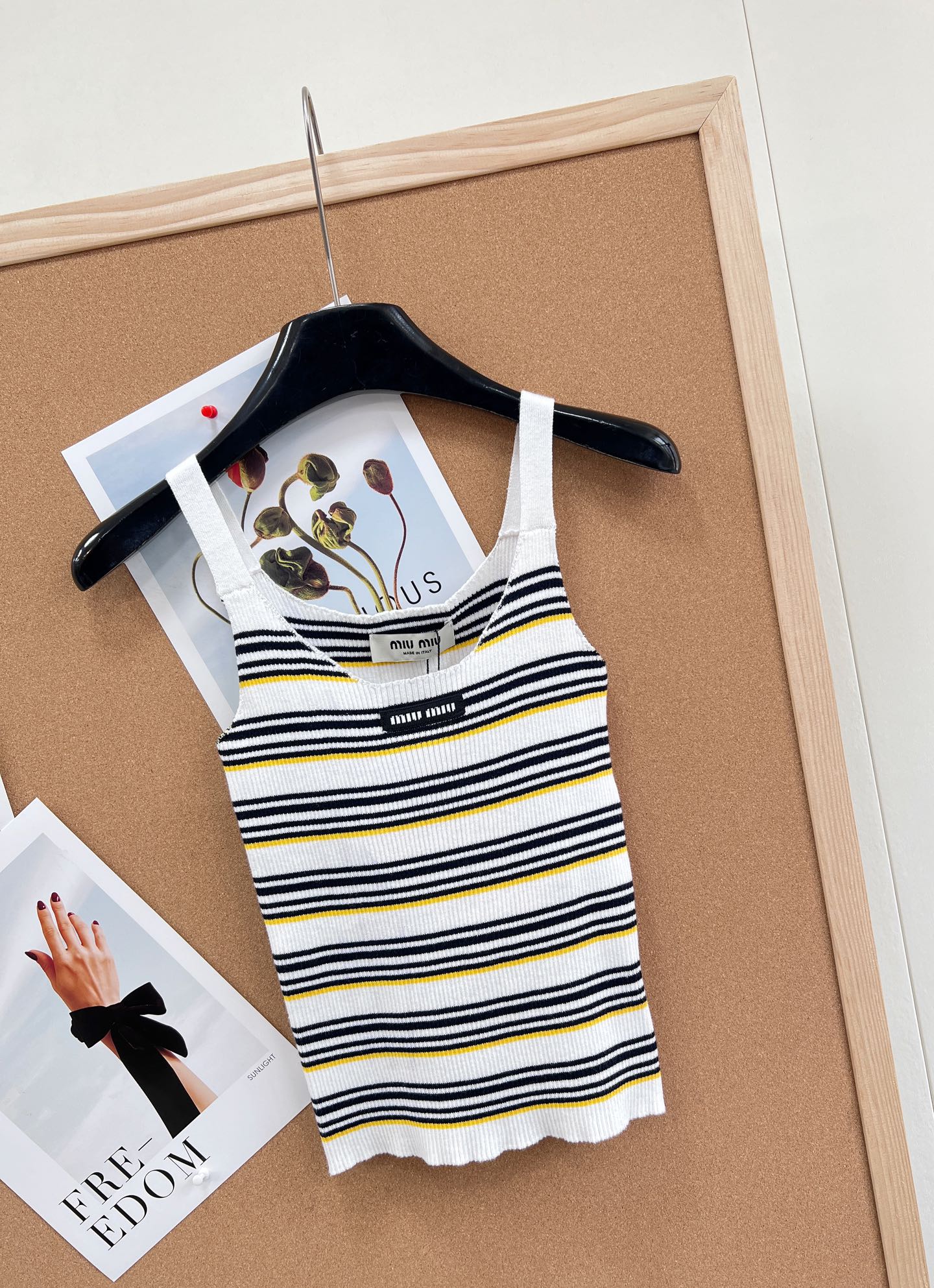 🆕Miu Miu 条纹吊带针织背心｜甜酷少女的春日刚需- 复古撞色条纹：三种配色精准拿捏复古氛围——白底