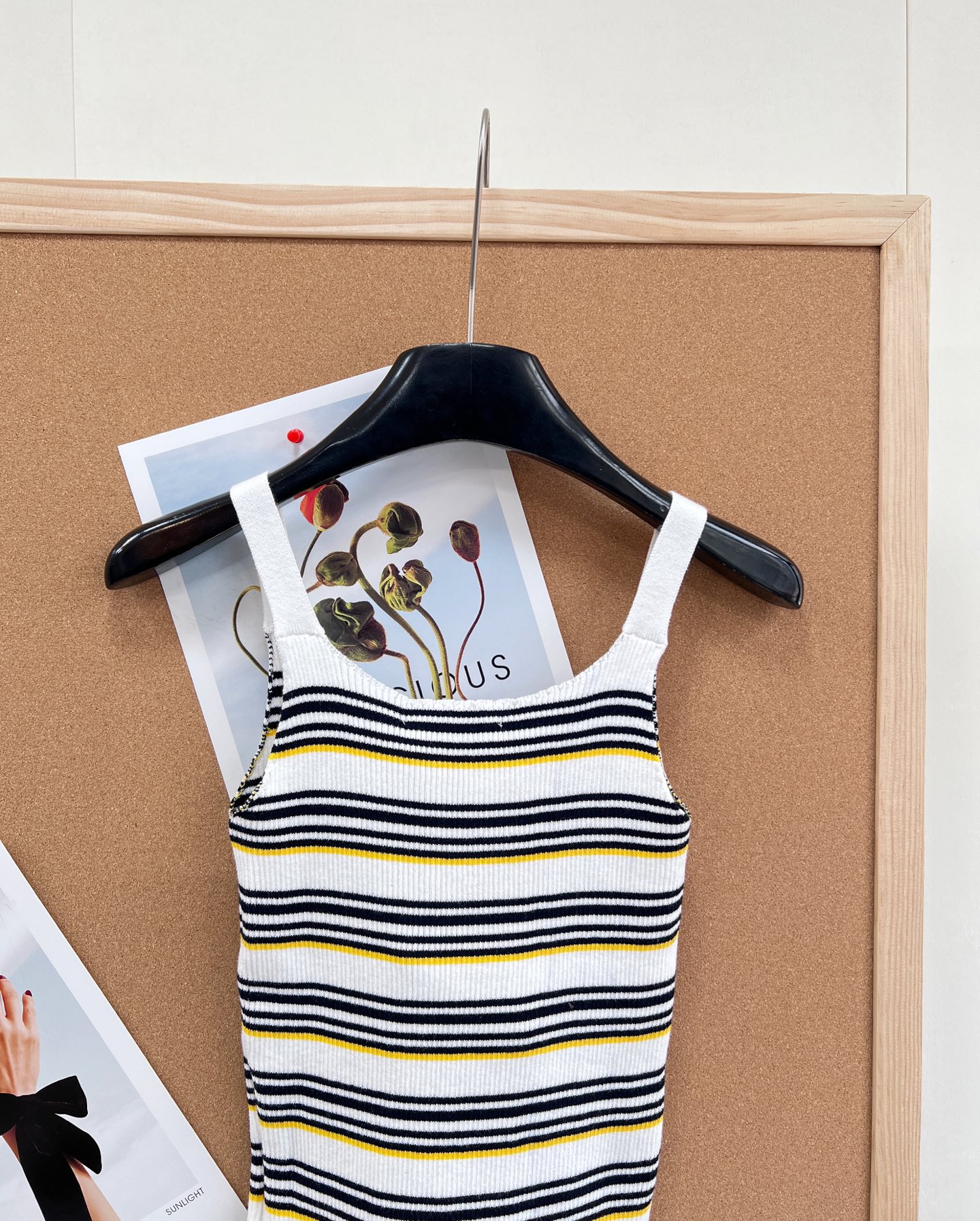 🆕Miu Miu 条纹吊带针织背心｜甜酷少女的春日刚需- 复古撞色条纹：三种配色精准拿捏复古氛围——白底