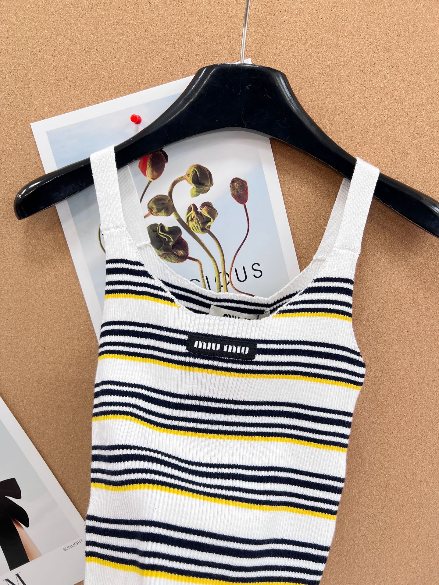 🆕Miu Miu 条纹吊带针织背心｜甜酷少女的春日刚需- 复古撞色条纹：三种配色精准拿捏复古氛围——白底