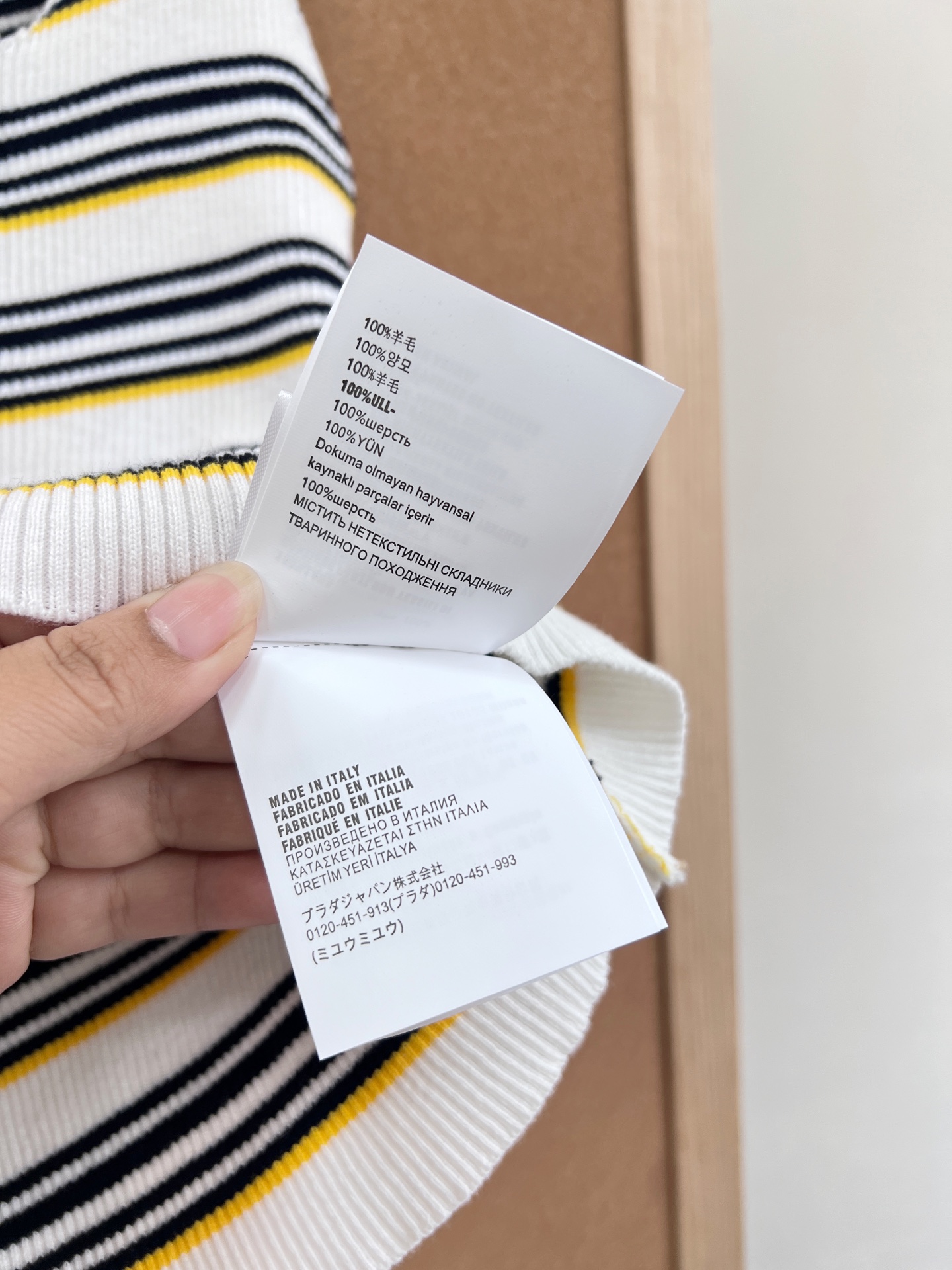 🆕Miu Miu 条纹吊带针织背心｜甜酷少女的春日刚需- 复古撞色条纹：三种配色精准拿捏复古氛围——白底