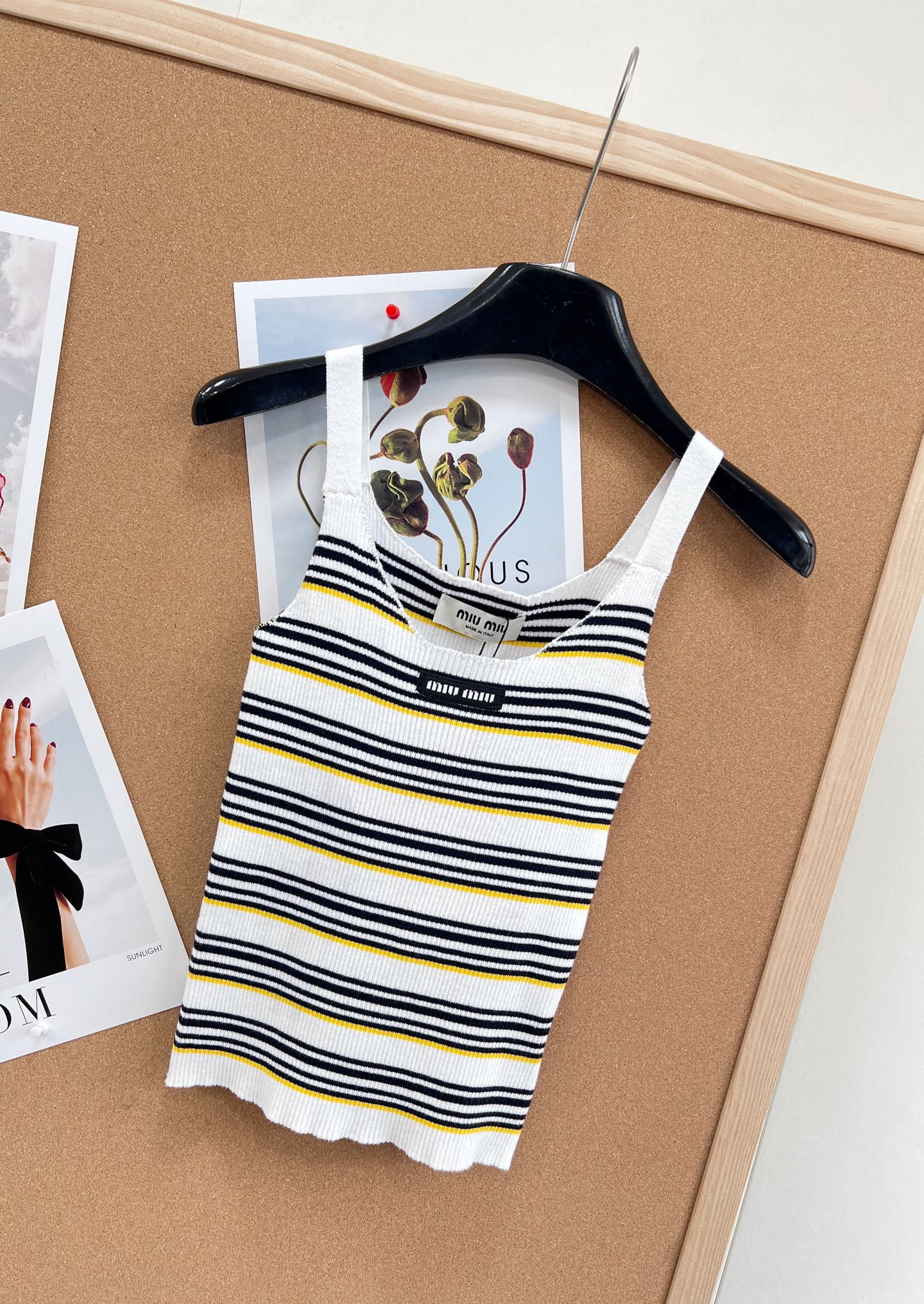 🆕Miu Miu 条纹吊带针织背心｜甜酷少女的春日刚需- 复古撞色条纹：三种配色精准拿捏复古氛围——白底