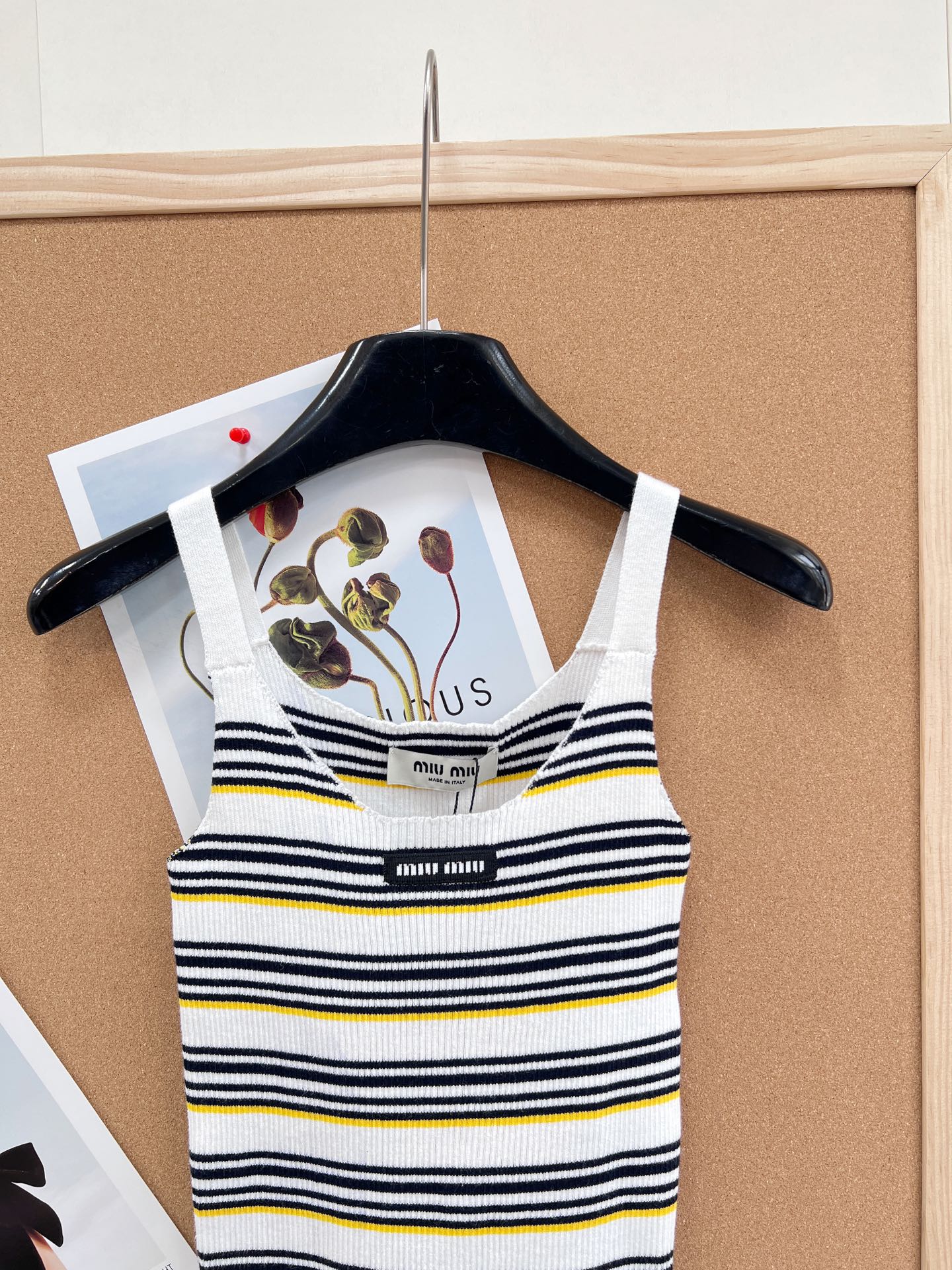 🆕Miu Miu 条纹吊带针织背心｜甜酷少女的春日刚需- 复古撞色条纹：三种配色精准拿捏复古氛围——白底