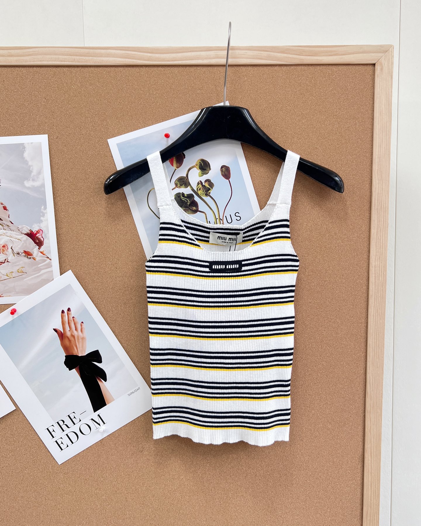 🆕Miu Miu 条纹吊带针织背心｜甜酷少女的春日刚需- 复古撞色条纹：三种配色精准拿捏复古氛围——白底