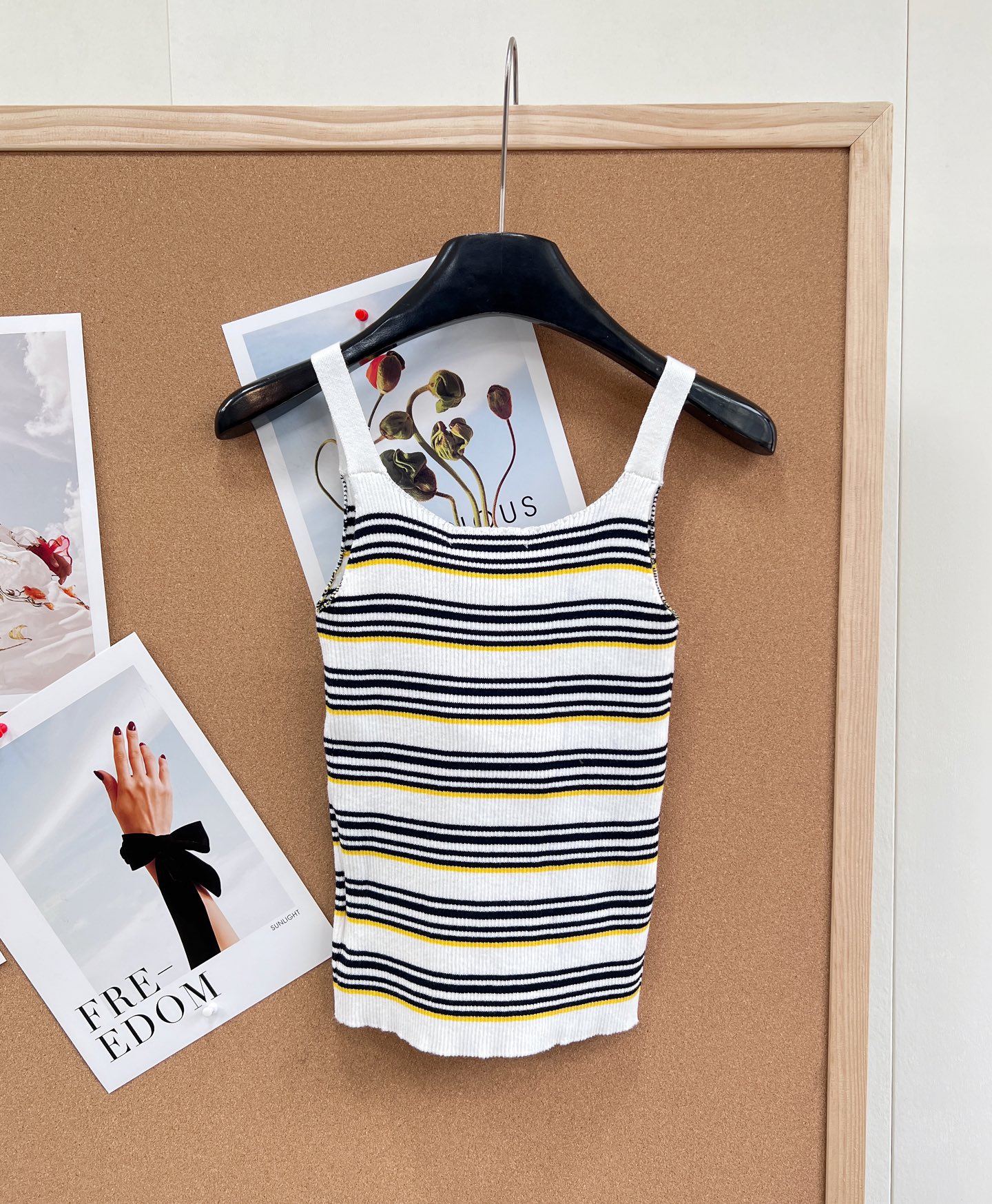 🆕Miu Miu 条纹吊带针织背心｜甜酷少女的春日刚需- 复古撞色条纹：三种配色精准拿捏复古氛围——白底