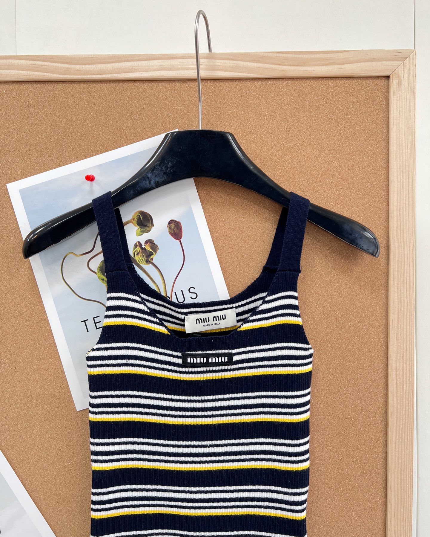 🆕Miu Miu 条纹吊带针织背心｜甜酷少女的春日刚需- 复古撞色条纹：三种配色精准拿捏复古氛围——白底