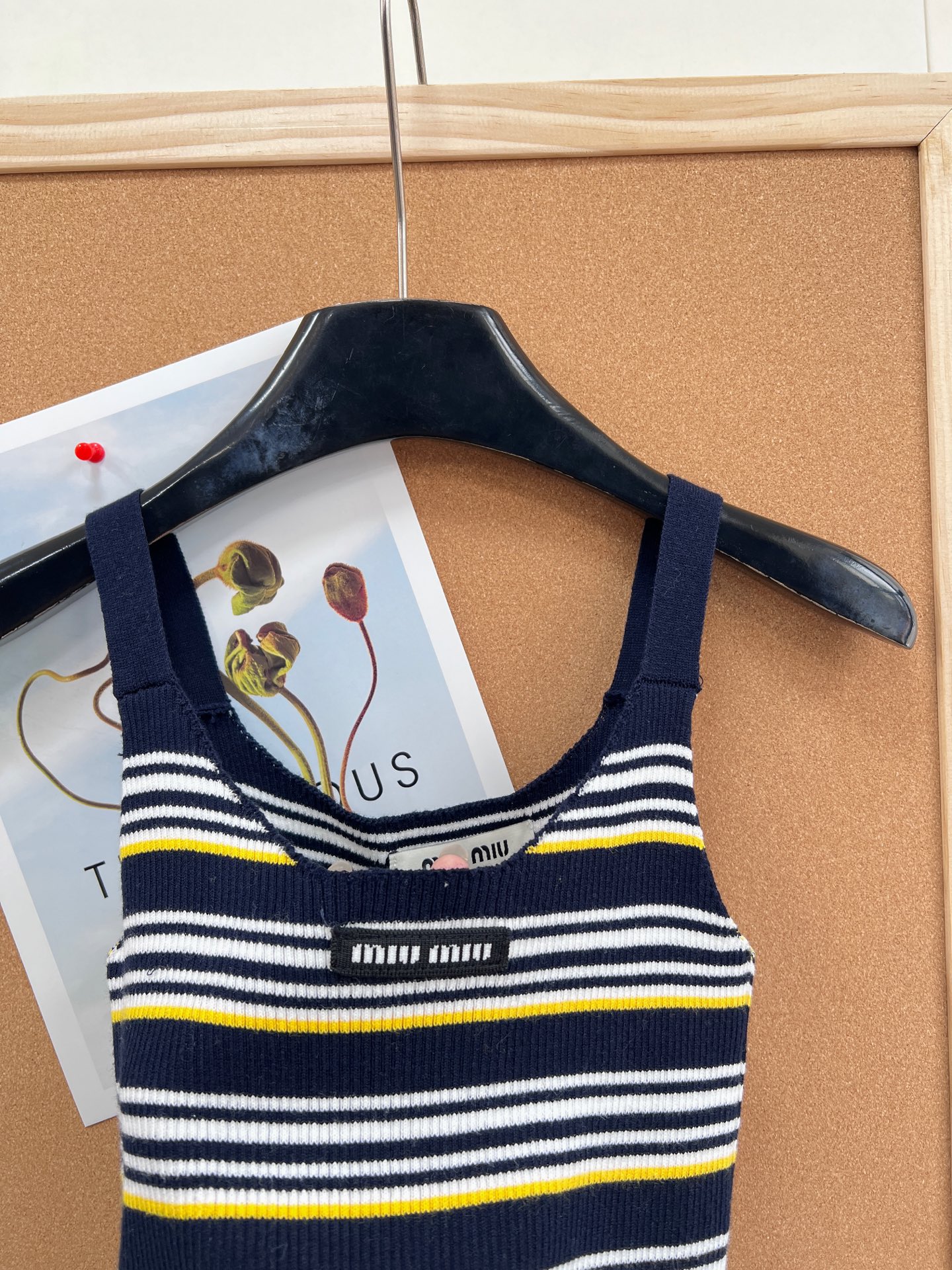 🆕Miu Miu 条纹吊带针织背心｜甜酷少女的春日刚需- 复古撞色条纹：三种配色精准拿捏复古氛围——白底