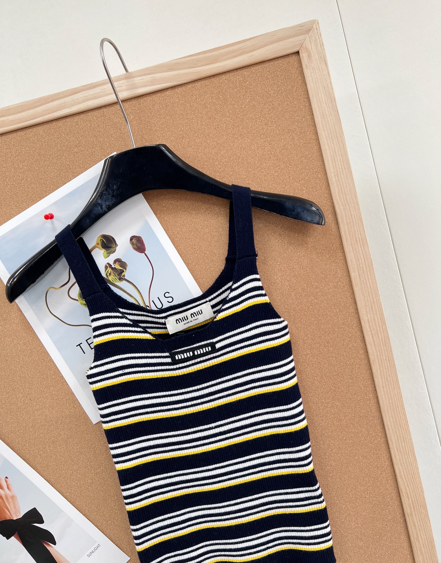 🆕Miu Miu 条纹吊带针织背心｜甜酷少女的春日刚需- 复古撞色条纹：三种配色精准拿捏复古氛围——白底