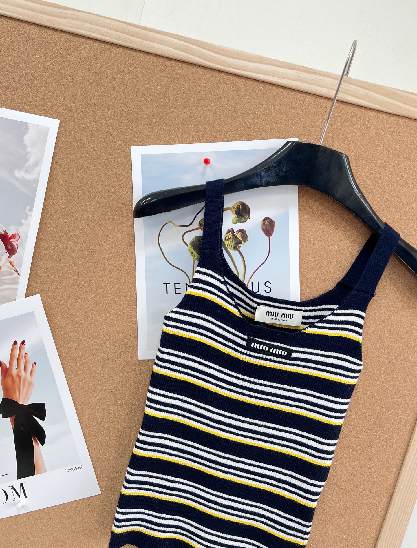 🆕Miu Miu 条纹吊带针织背心｜甜酷少女的春日刚需- 复古撞色条纹：三种配色精准拿捏复古氛围——白底