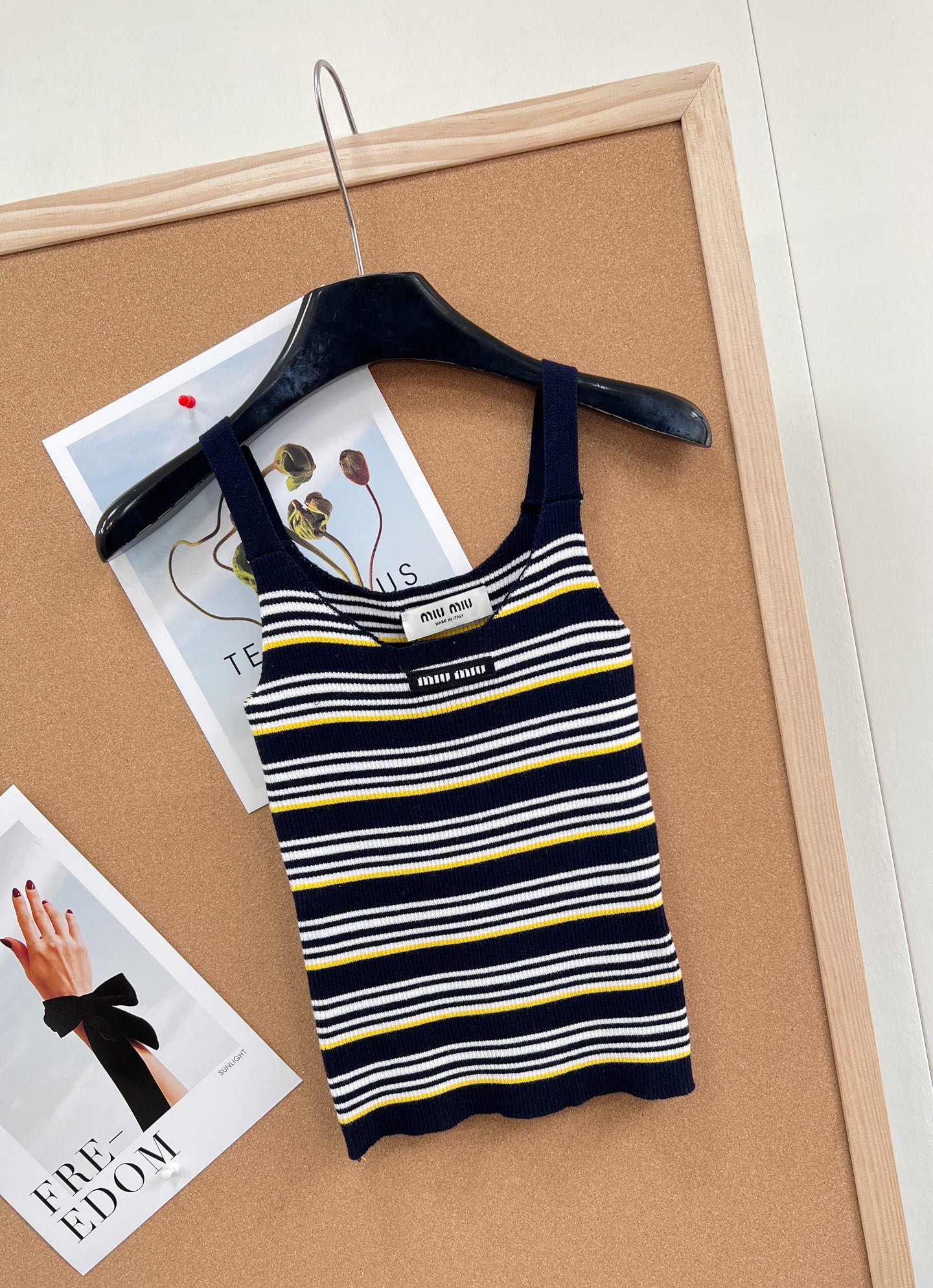 🆕Miu Miu 条纹吊带针织背心｜甜酷少女的春日刚需- 复古撞色条纹：三种配色精准拿捏复古氛围——白底