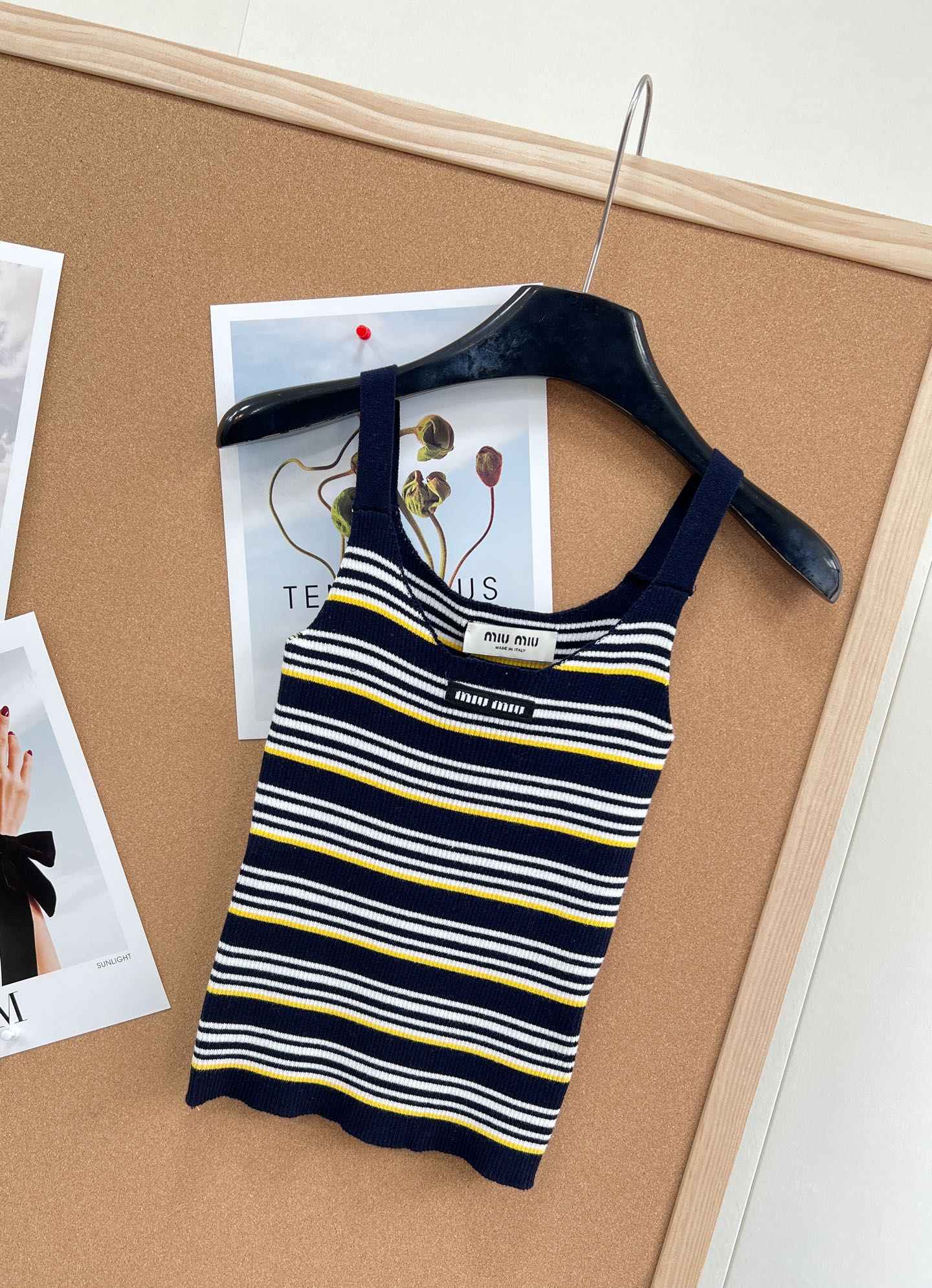 🆕Miu Miu 条纹吊带针织背心｜甜酷少女的春日刚需- 复古撞色条纹：三种配色精准拿捏复古氛围——白底