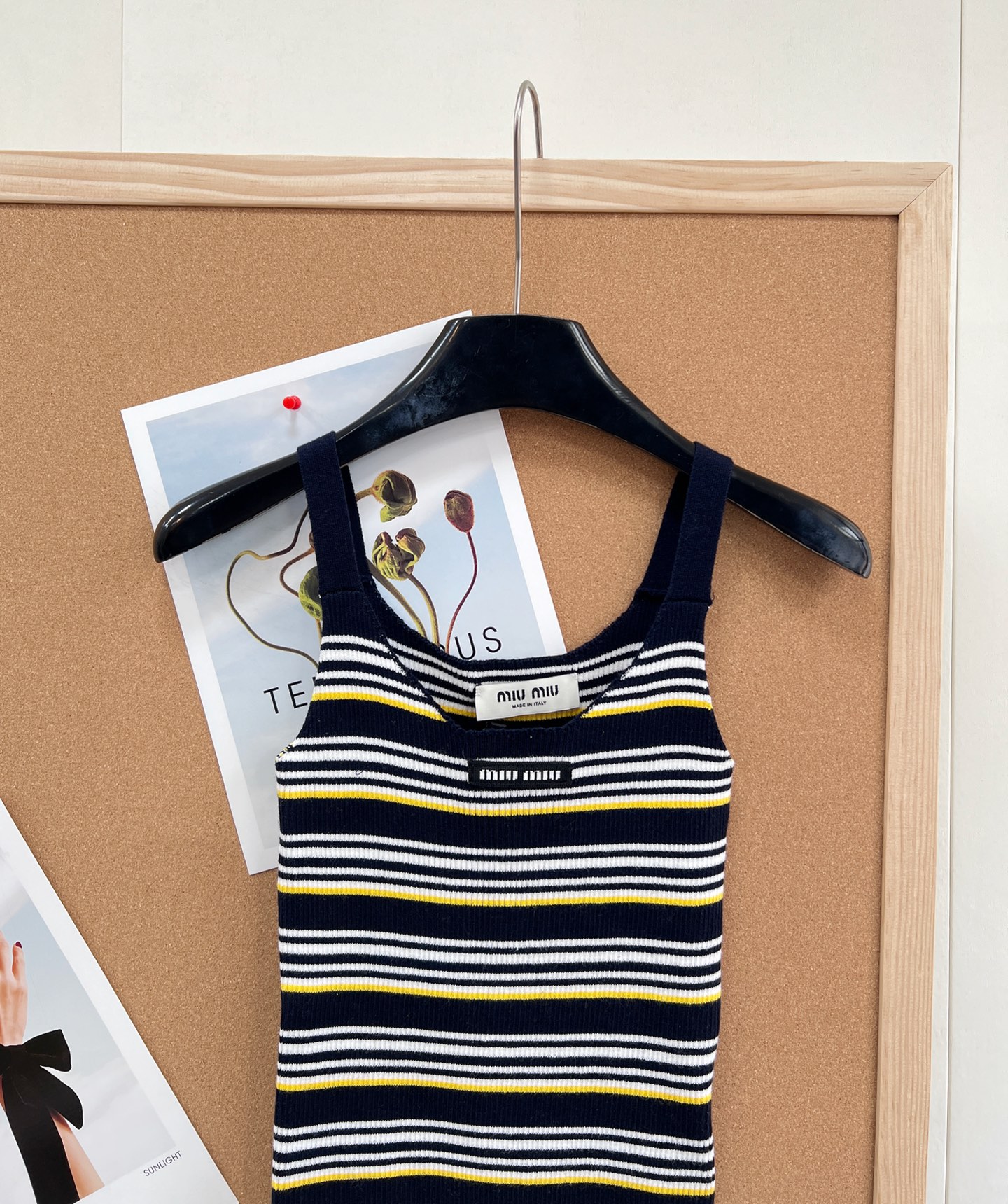 🆕Miu Miu 条纹吊带针织背心｜甜酷少女的春日刚需- 复古撞色条纹：三种配色精准拿捏复古氛围——白底