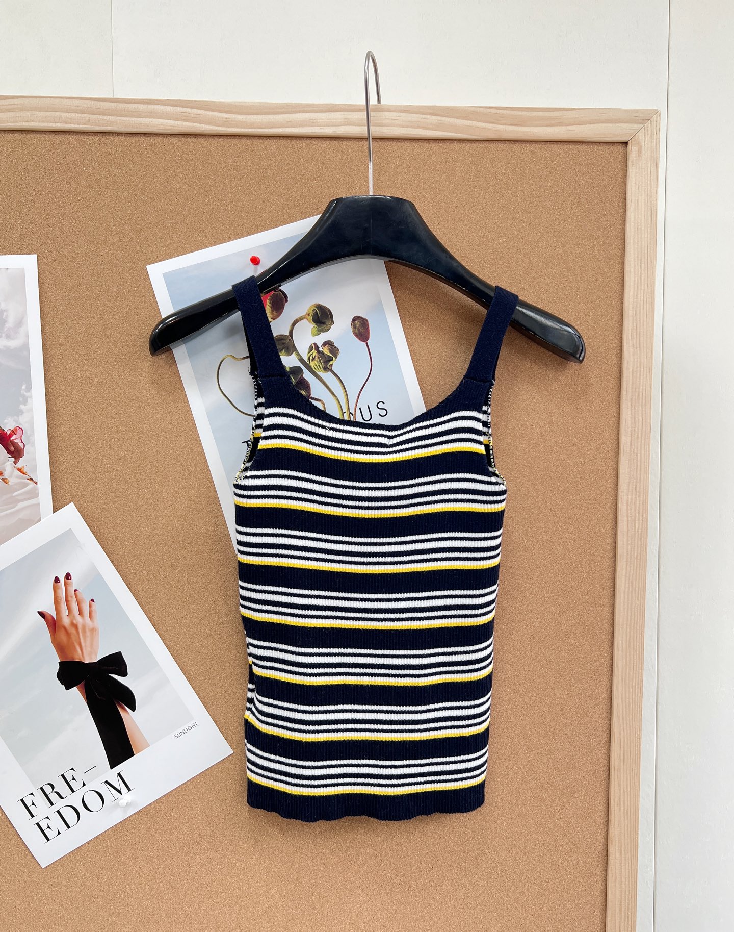 🆕Miu Miu 条纹吊带针织背心｜甜酷少女的春日刚需- 复古撞色条纹：三种配色精准拿捏复古氛围——白底