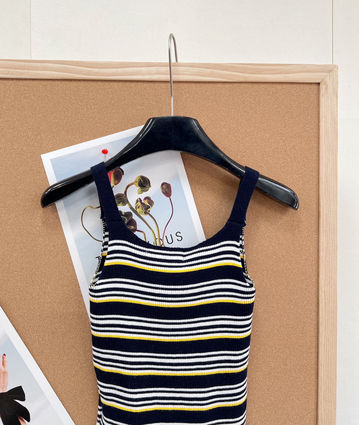 🆕Miu Miu 条纹吊带针织背心｜甜酷少女的春日刚需- 复古撞色条纹：三种配色精准拿捏复古氛围——白底