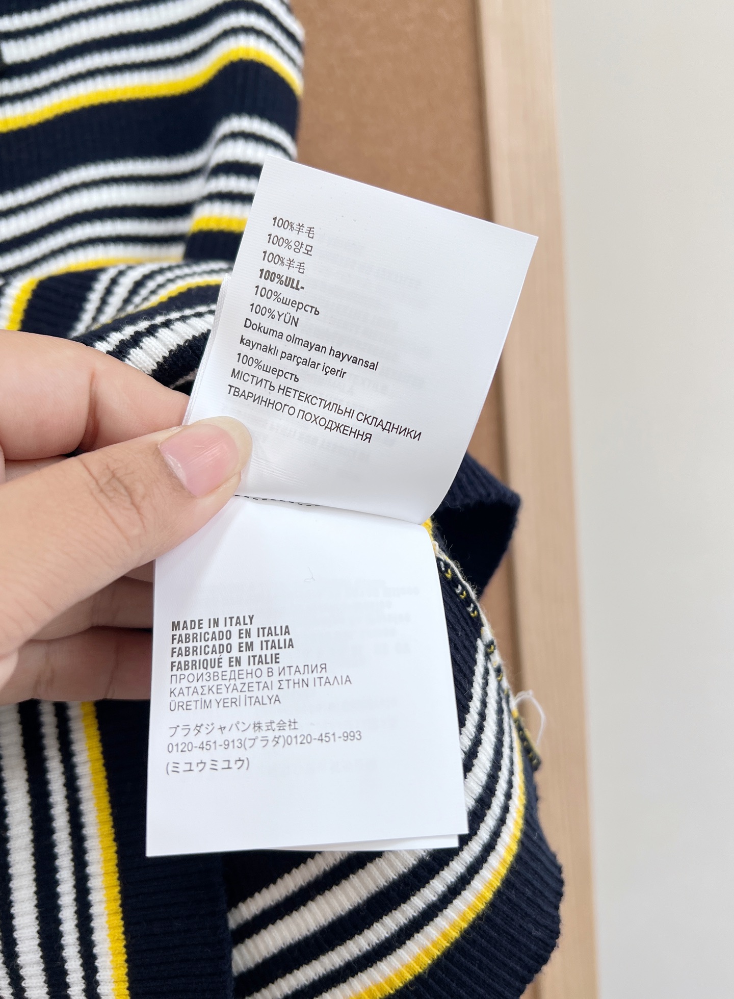 🆕Miu Miu 条纹吊带针织背心｜甜酷少女的春日刚需- 复古撞色条纹：三种配色精准拿捏复古氛围——白底