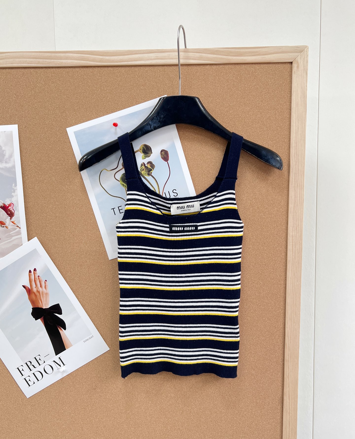 🆕Miu Miu 条纹吊带针织背心｜甜酷少女的春日刚需- 复古撞色条纹：三种配色精准拿捏复古氛围——白底