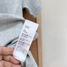 🆕CELINE2026SS新款字母徽标印花短袖T恤。采用纯棉材质,柔软舒适,适合春夏穿着。胸前凯旋门 L 🆕CELINE2026SS新款字母徽标印花短袖T恤。采用纯棉材质,柔软舒适,适合春夏穿着。胸前凯旋门 L