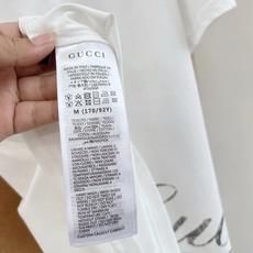 🆕Gucci 26SS新款做旧草书字母印花短袖T恤 的经典基础款短袖,以极简设计承载品牌标志性的复古美学 🆕Gucci 26SS新款做旧草书字母印花短袖T恤 的经典基础款短袖,以极简设计承载品牌标志性的复古美学