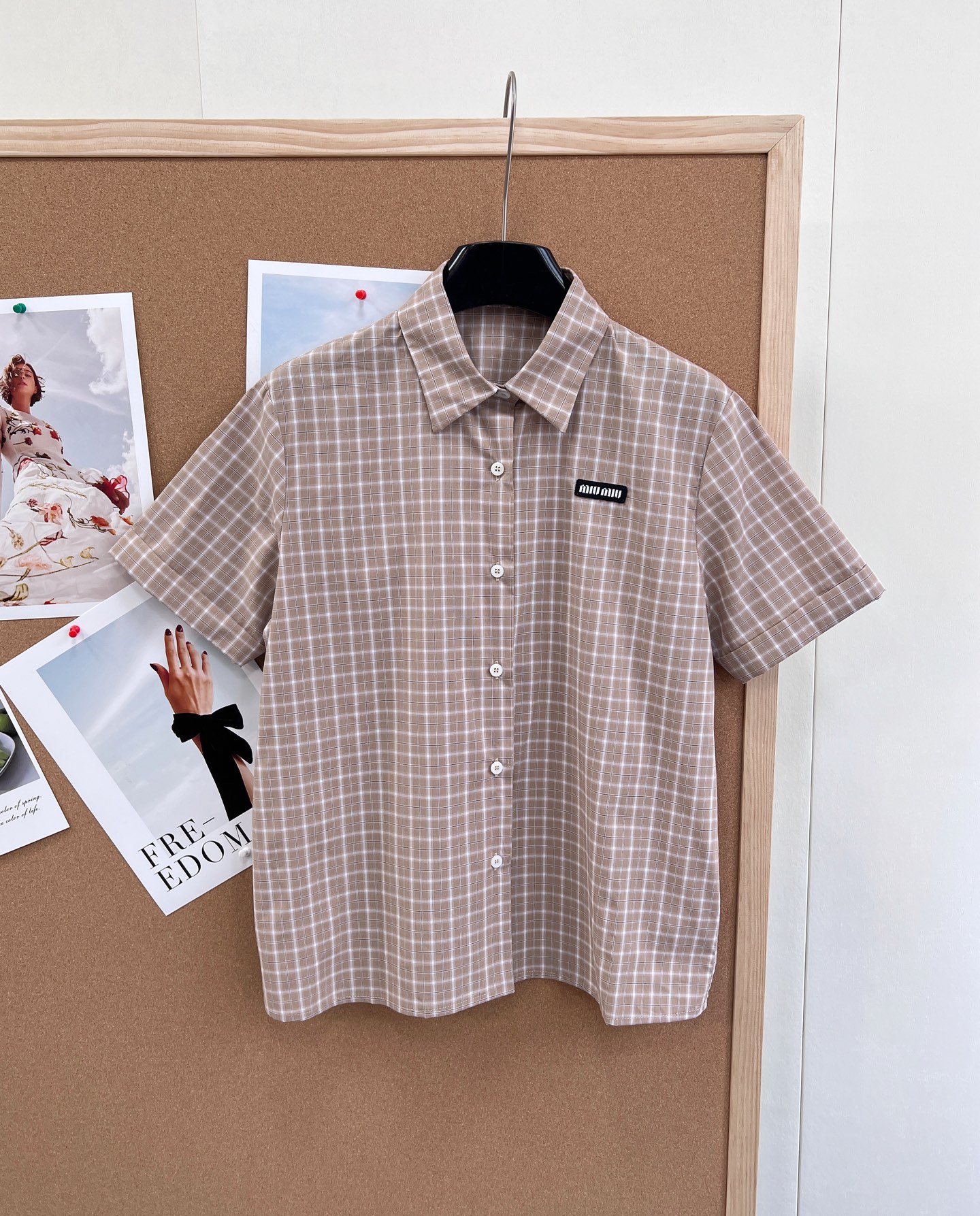 🆕Miumiu26 SS新款卡其格纹短袖衬衫。- 经典格纹元素：温柔卡其底色搭配米白细格纹，复古又显白，