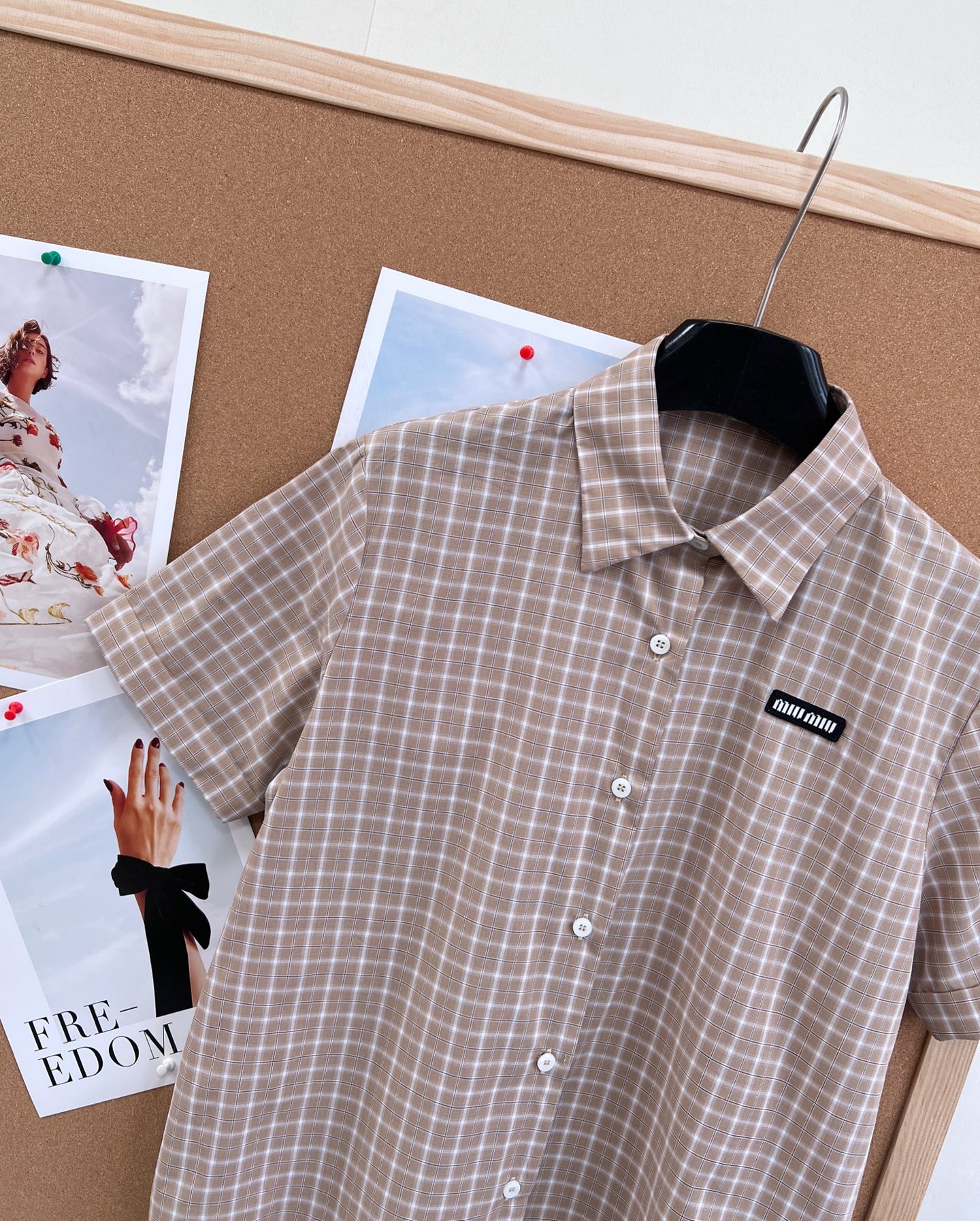 🆕Miumiu26 SS新款卡其格纹短袖衬衫。- 经典格纹元素：温柔卡其底色搭配米白细格纹，复古又显白，