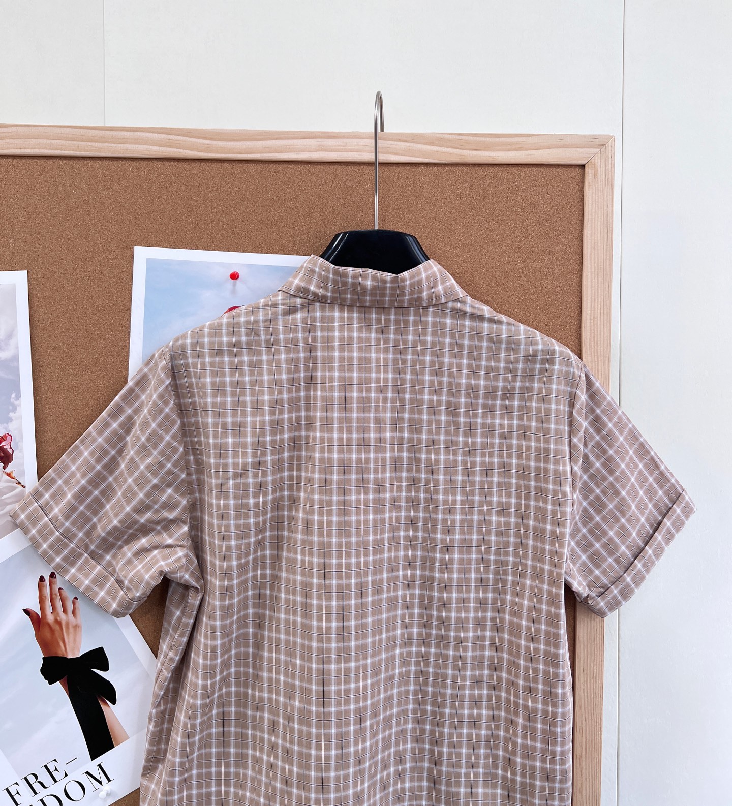 🆕Miumiu26 SS新款卡其格纹短袖衬衫。- 经典格纹元素：温柔卡其底色搭配米白细格纹，复古又显白，