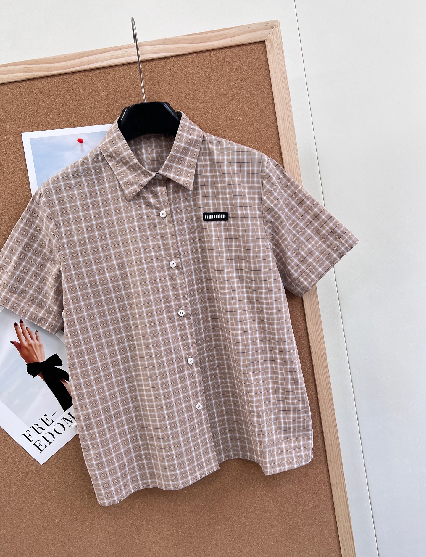 🆕Miumiu26 SS新款卡其格纹短袖衬衫。- 经典格纹元素：温柔卡其底色搭配米白细格纹，复古又显白，