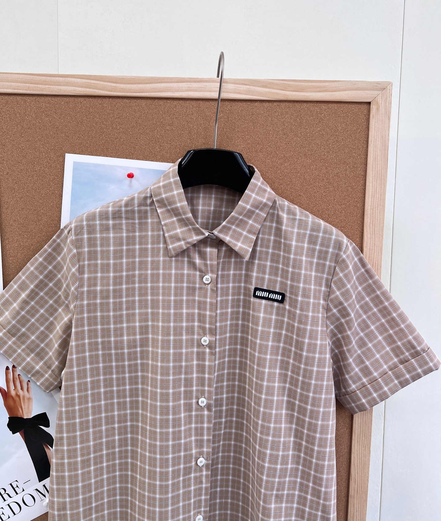 🆕Miumiu26 SS新款卡其格纹短袖衬衫。- 经典格纹元素：温柔卡其底色搭配米白细格纹，复古又显白，