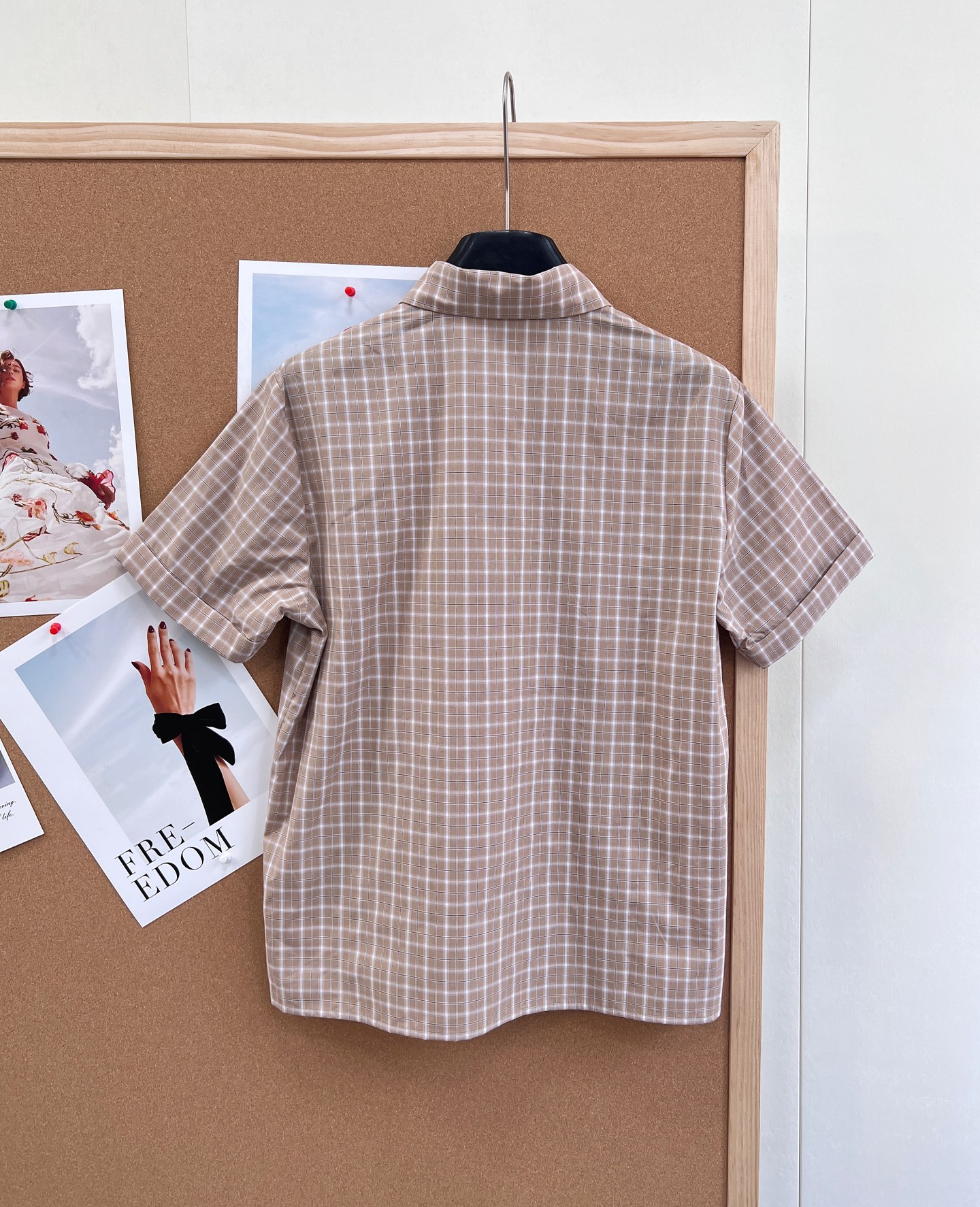 🆕Miumiu26 SS新款卡其格纹短袖衬衫。- 经典格纹元素：温柔卡其底色搭配米白细格纹，复古又显白，