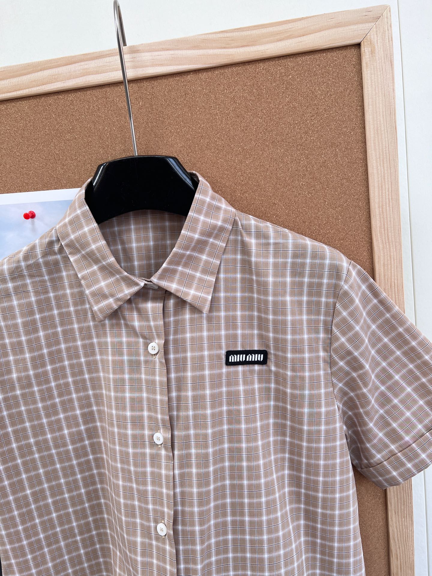 🆕Miumiu26 SS新款卡其格纹短袖衬衫。- 经典格纹元素：温柔卡其底色搭配米白细格纹，复古又显白，