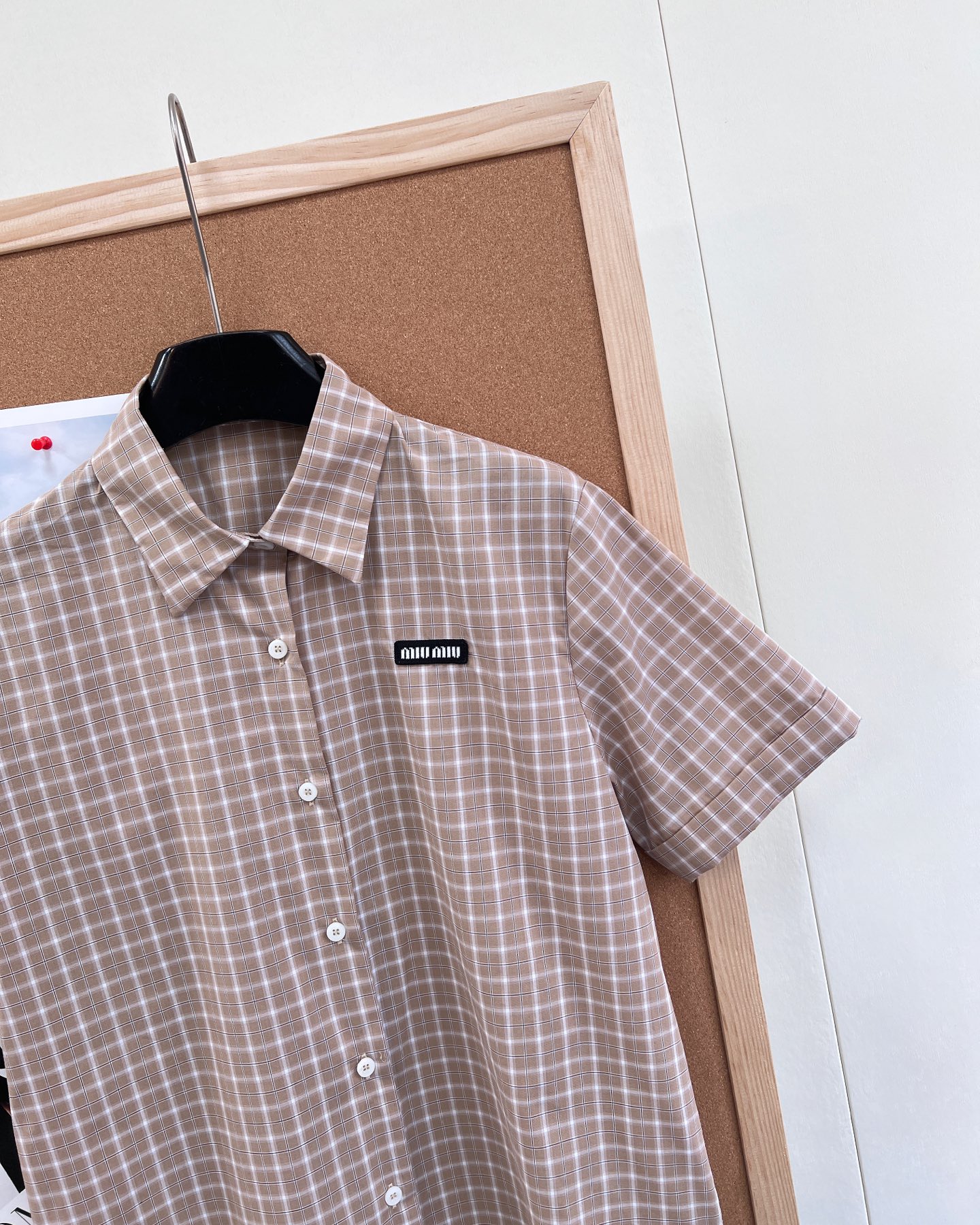 🆕Miumiu26 SS新款卡其格纹短袖衬衫。- 经典格纹元素：温柔卡其底色搭配米白细格纹，复古又显白，