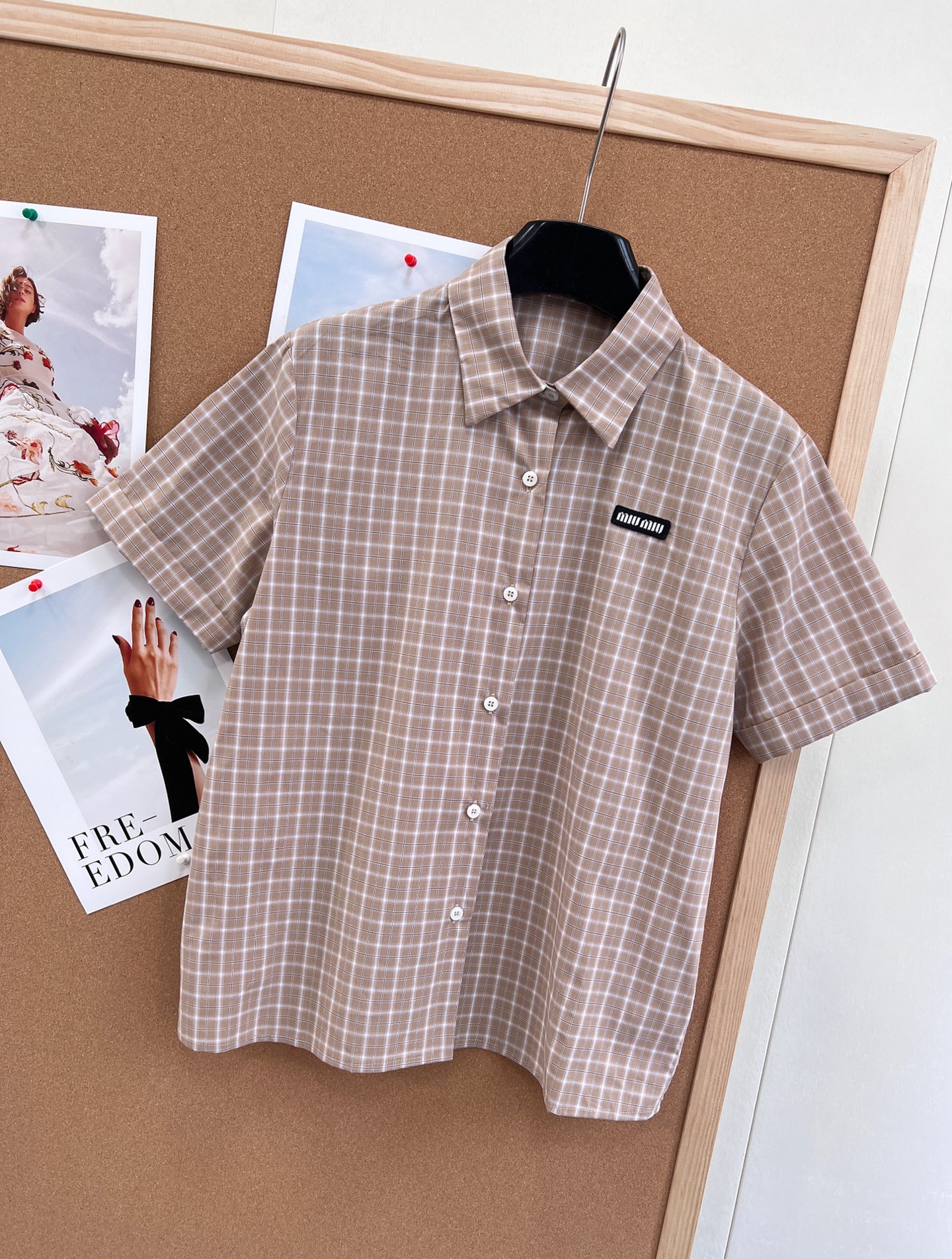 🆕Miumiu26 SS新款卡其格纹短袖衬衫。- 经典格纹元素：温柔卡其底色搭配米白细格纹，复古又显白，