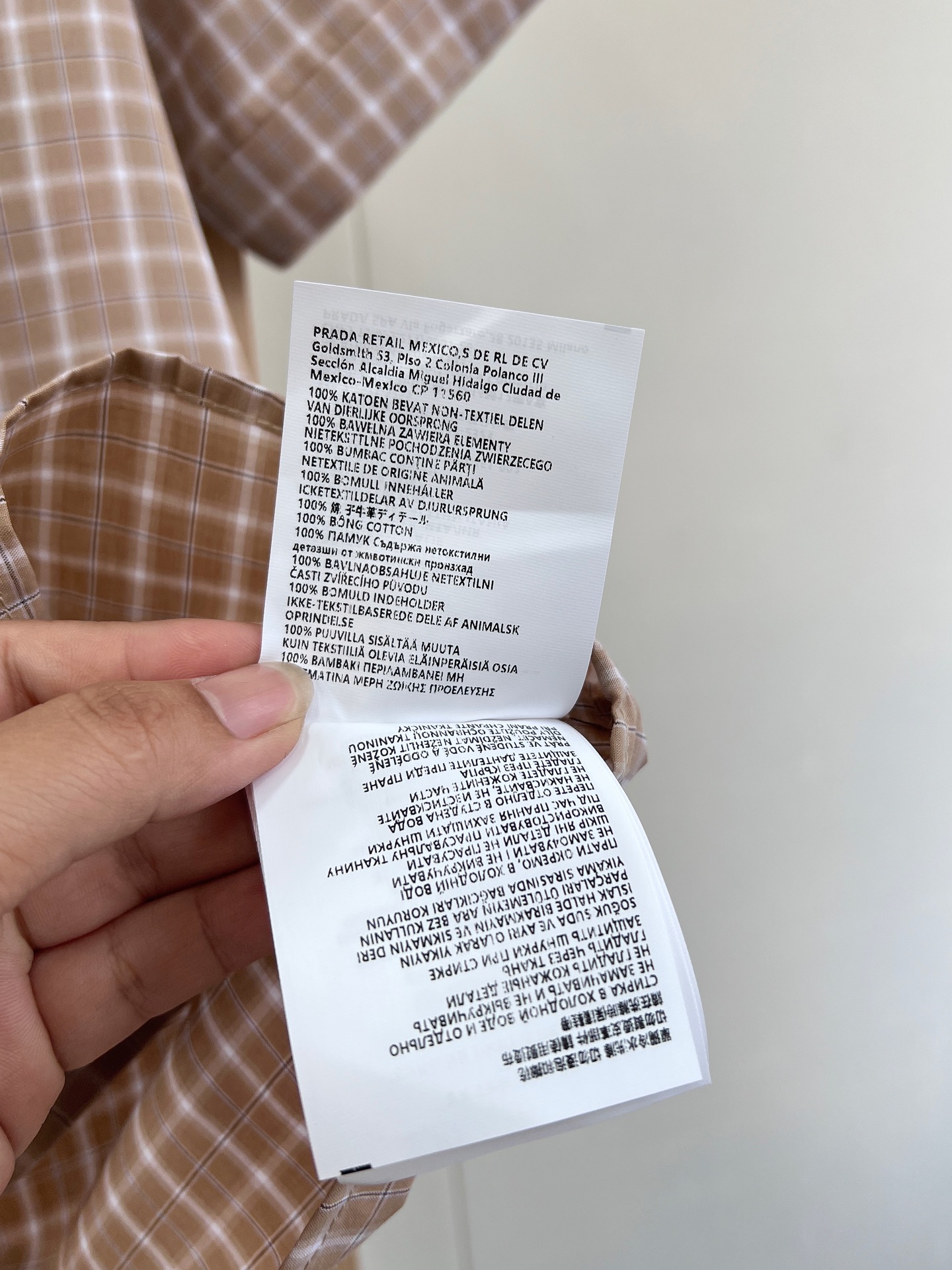 🆕Miumiu26 SS新款卡其格纹短袖衬衫。- 经典格纹元素：温柔卡其底色搭配米白细格纹，复古又显白，