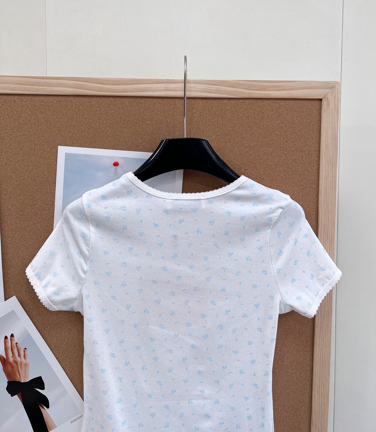 🆕Miumiu2025新款字母贴片圆领碎花短袖，定制YB斜纹全棉材质，清透舒适，弹力十足，圆领短袖裁剪，