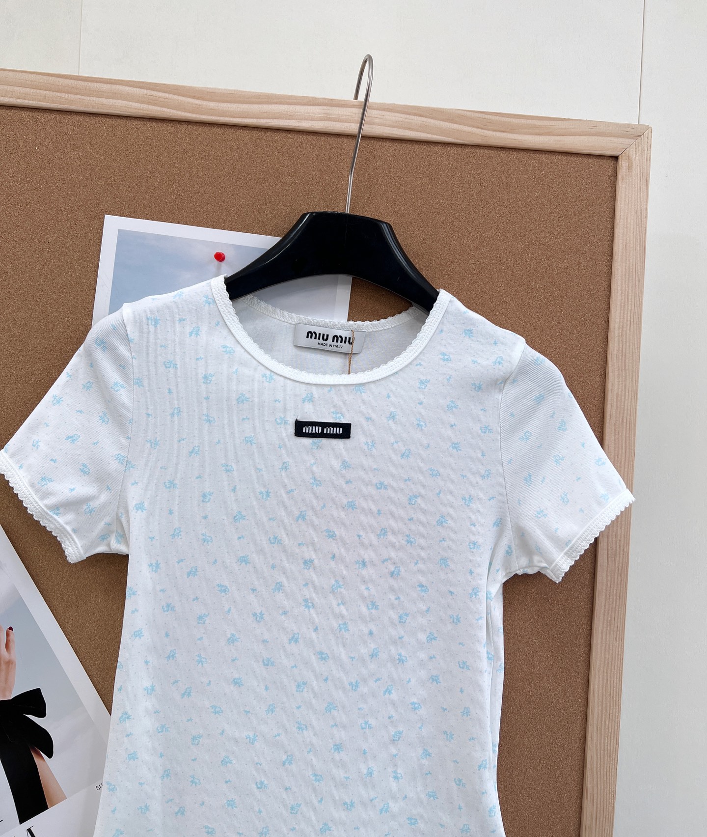 🆕Miumiu2025新款字母贴片圆领碎花短袖，定制YB斜纹全棉材质，清透舒适，弹力十足，圆领短袖裁剪，
