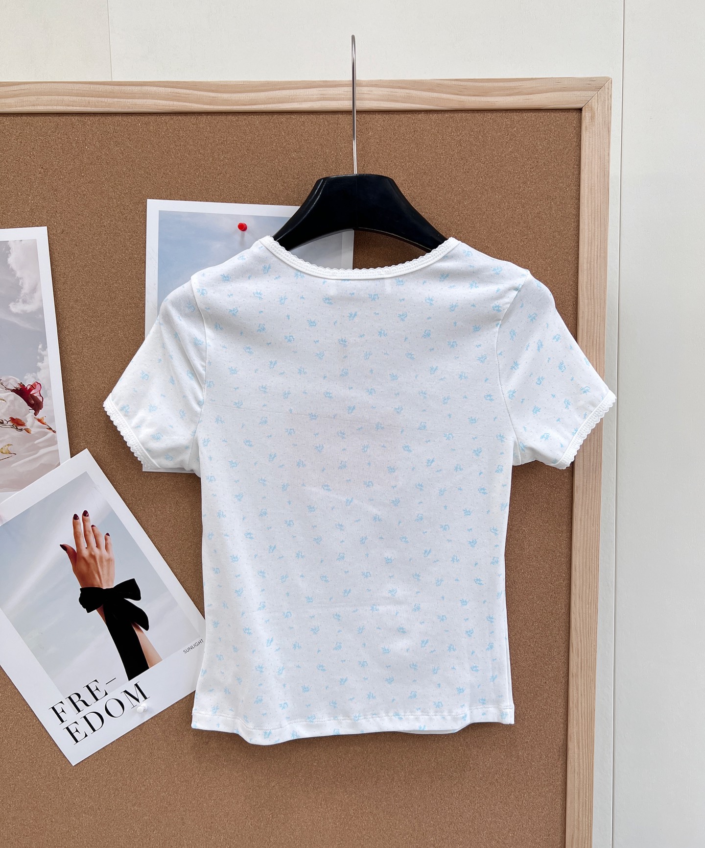 🆕Miumiu2025新款字母贴片圆领碎花短袖，定制YB斜纹全棉材质，清透舒适，弹力十足，圆领短袖裁剪，