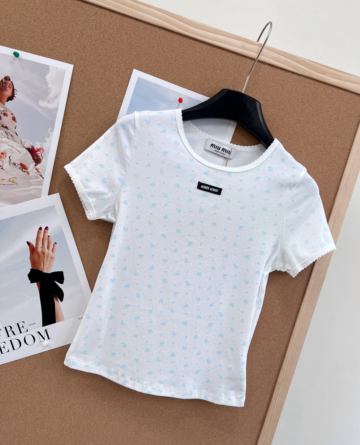 🆕Miumiu2025新款字母贴片圆领碎花短袖，定制YB斜纹全棉材质，清透舒适，弹力十足，圆领短袖裁剪，