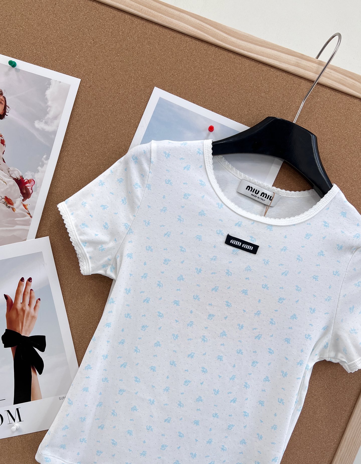 🆕Miumiu2025新款字母贴片圆领碎花短袖，定制YB斜纹全棉材质，清透舒适，弹力十足，圆领短袖裁剪，