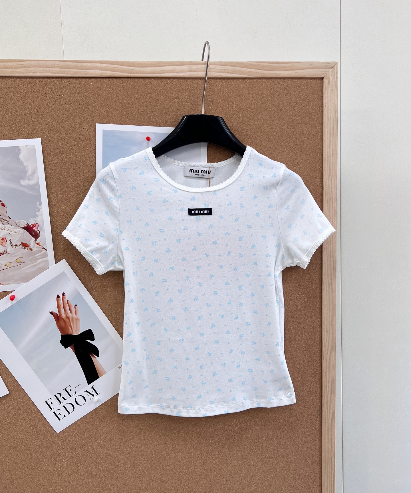 🆕Miumiu2025新款字母贴片圆领碎花短袖，定制YB斜纹全棉材质，清透舒适，弹力十足，圆领短袖裁剪，