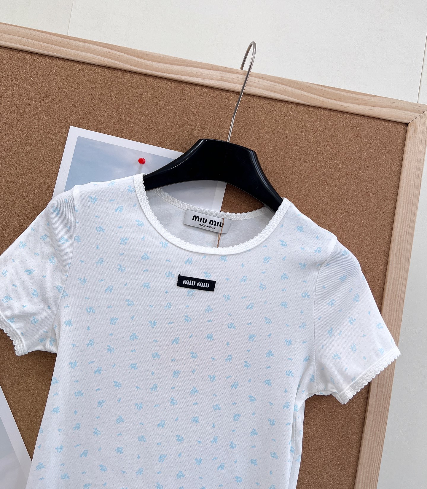 🆕Miumiu2025新款字母贴片圆领碎花短袖，定制YB斜纹全棉材质，清透舒适，弹力十足，圆领短袖裁剪，