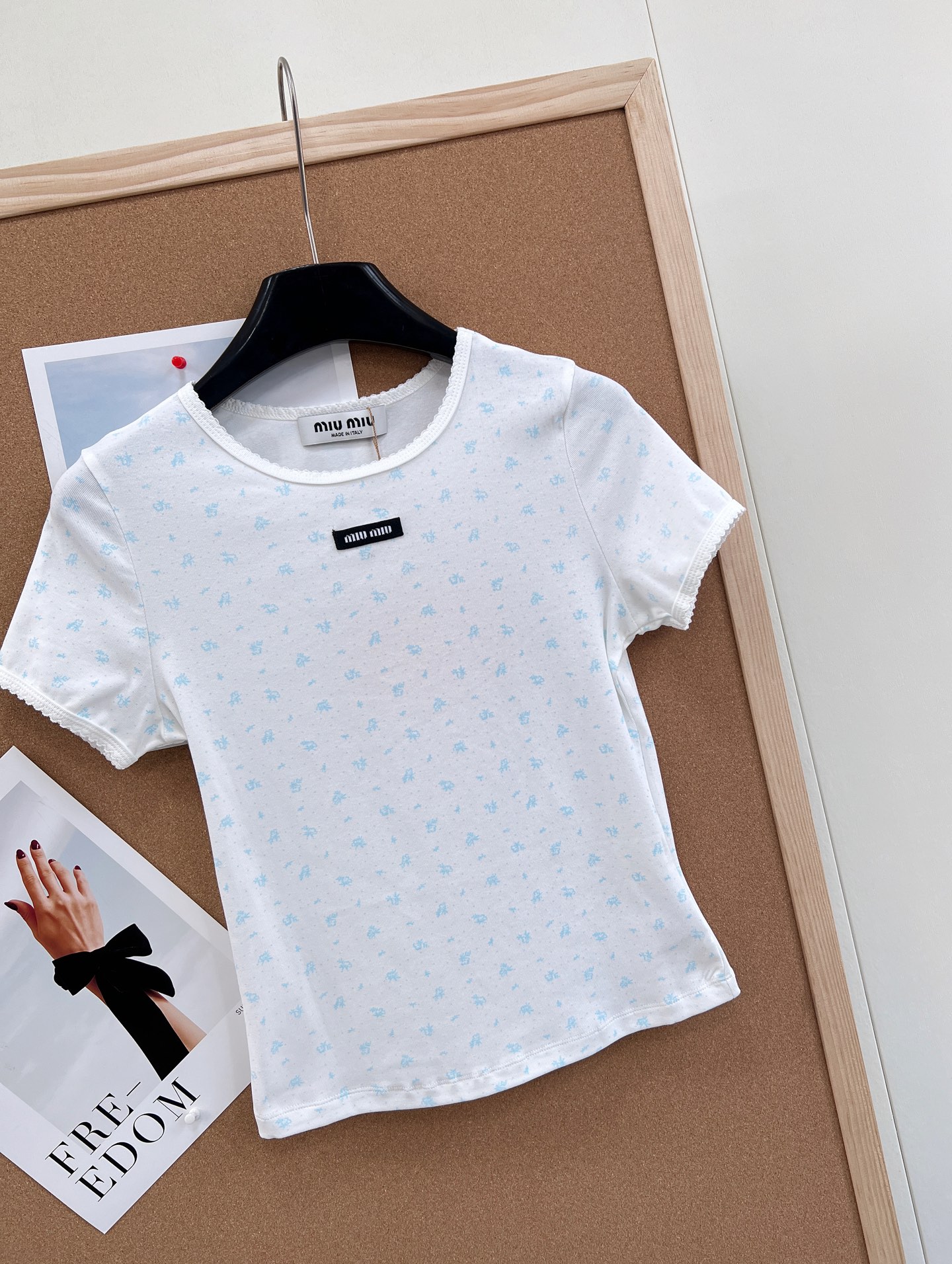 🆕Miumiu2025新款字母贴片圆领碎花短袖，定制YB斜纹全棉材质，清透舒适，弹力十足，圆领短袖裁剪，