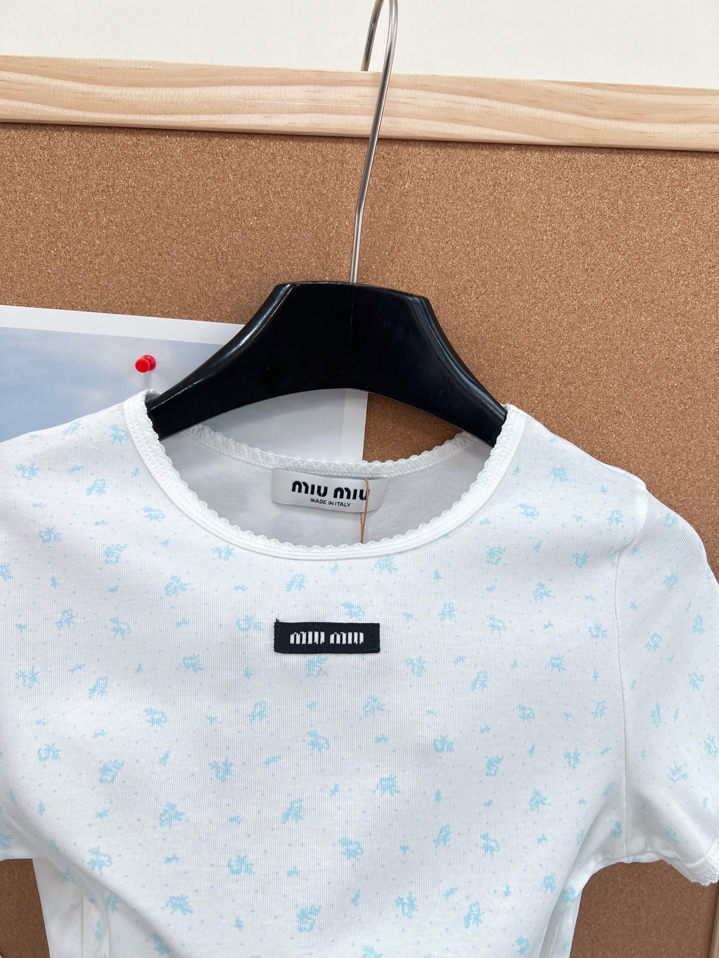 🆕Miumiu2025新款字母贴片圆领碎花短袖，定制YB斜纹全棉材质，清透舒适，弹力十足，圆领短袖裁剪，