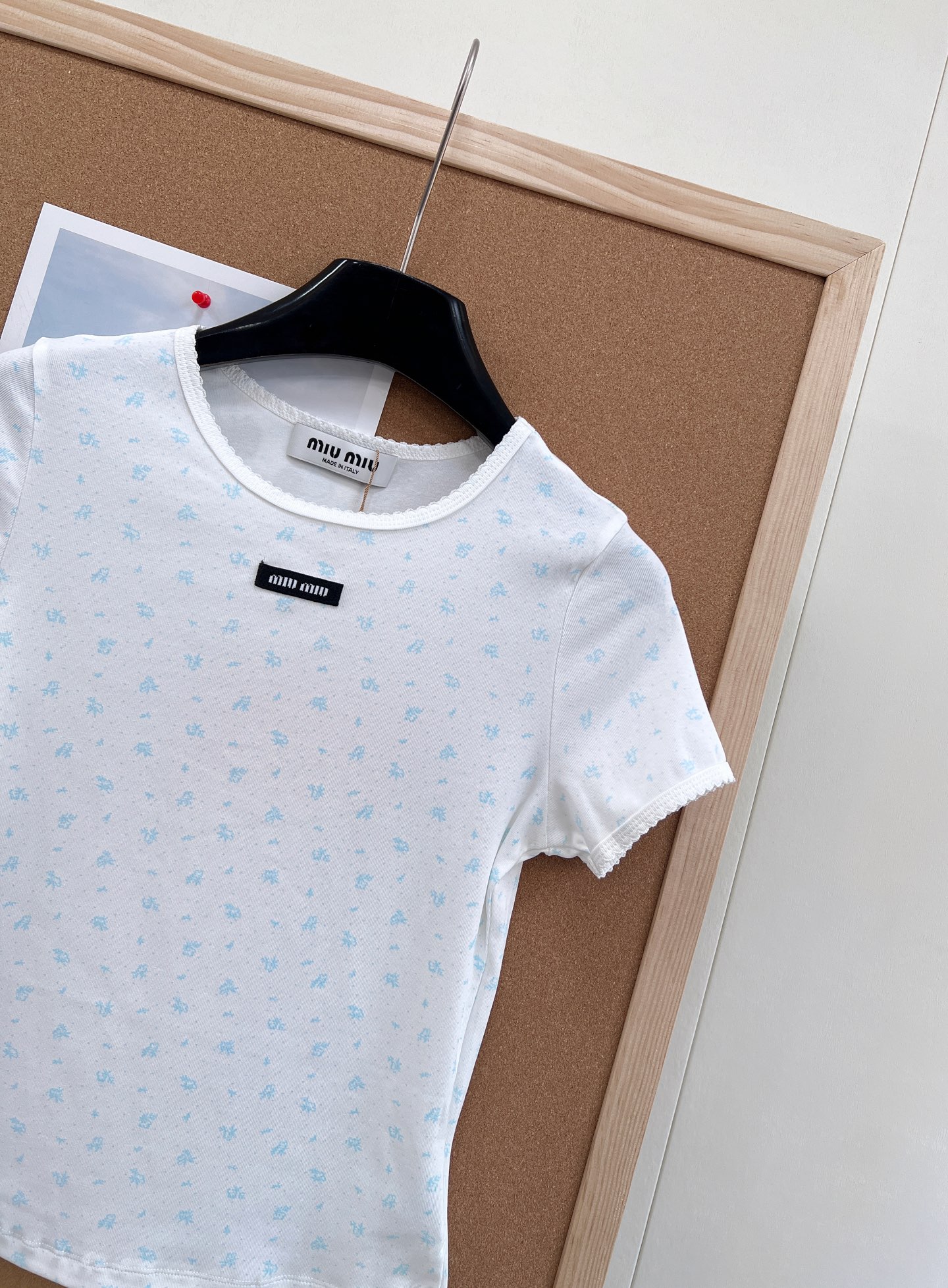 🆕Miumiu2025新款字母贴片圆领碎花短袖，定制YB斜纹全棉材质，清透舒适，弹力十足，圆领短袖裁剪，