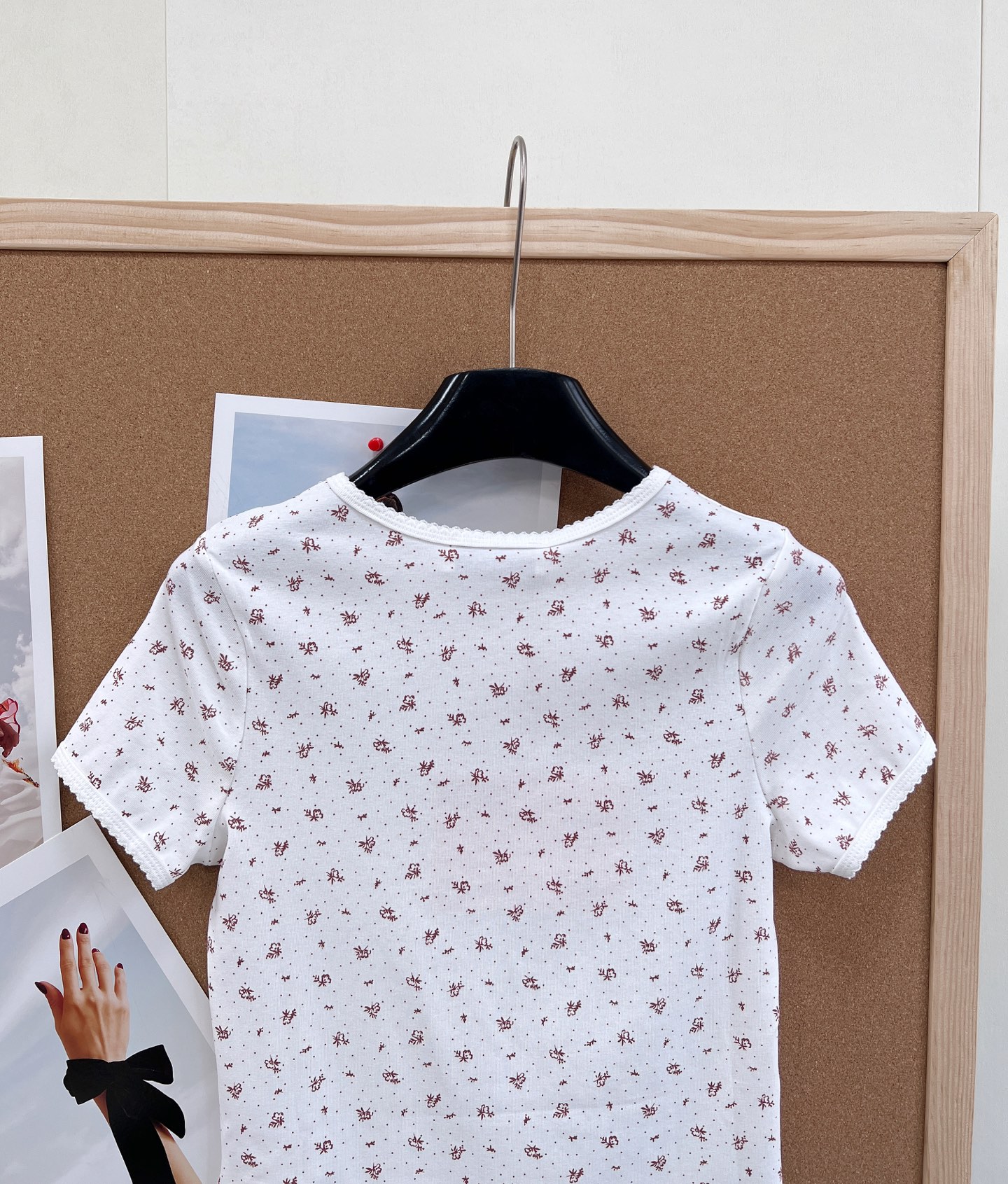 🆕Miumiu2025新款字母贴片圆领碎花短袖，定制YB斜纹全棉材质，清透舒适，弹力十足，圆领短袖裁剪，