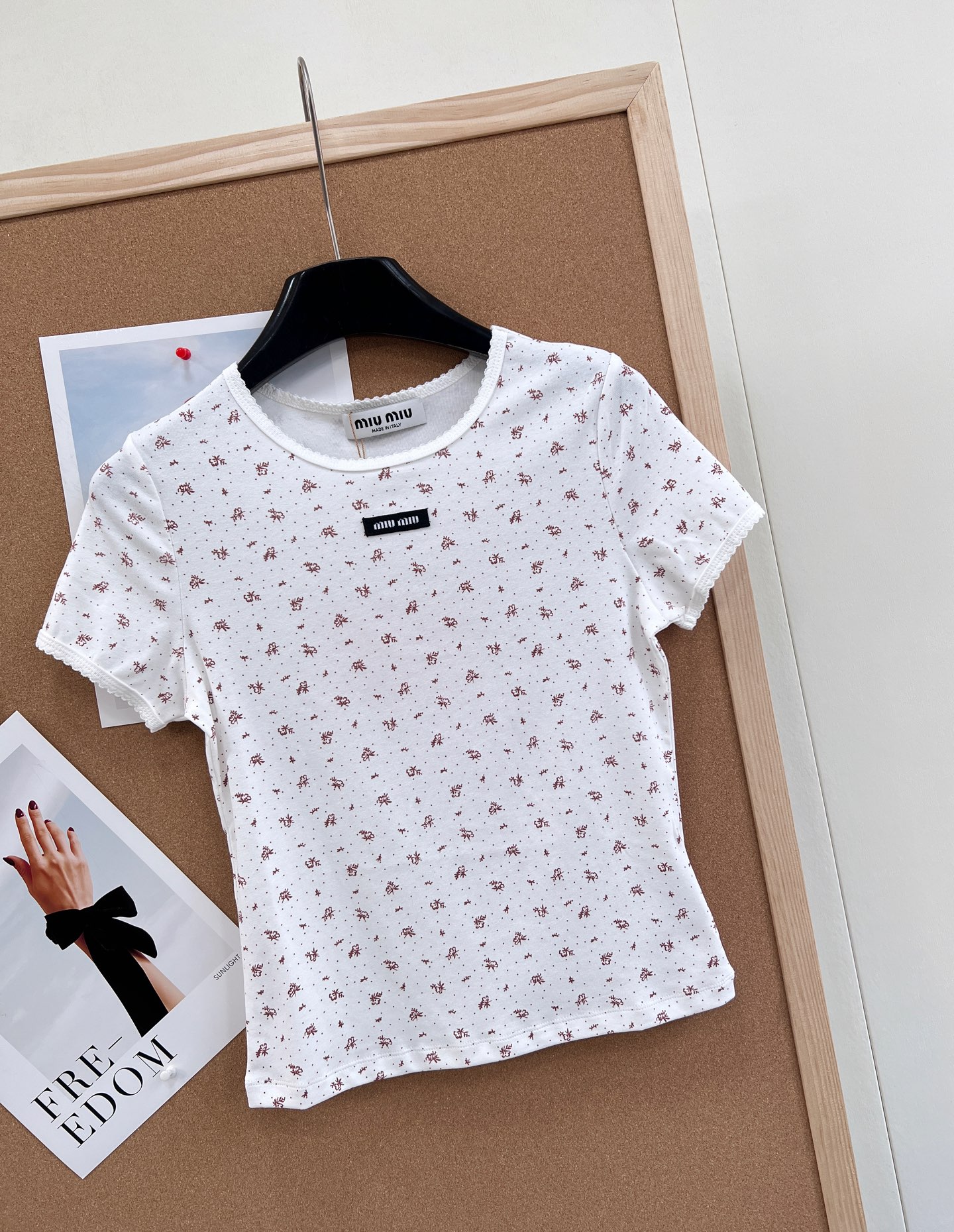 🆕Miumiu2025新款字母贴片圆领碎花短袖，定制YB斜纹全棉材质，清透舒适，弹力十足，圆领短袖裁剪，