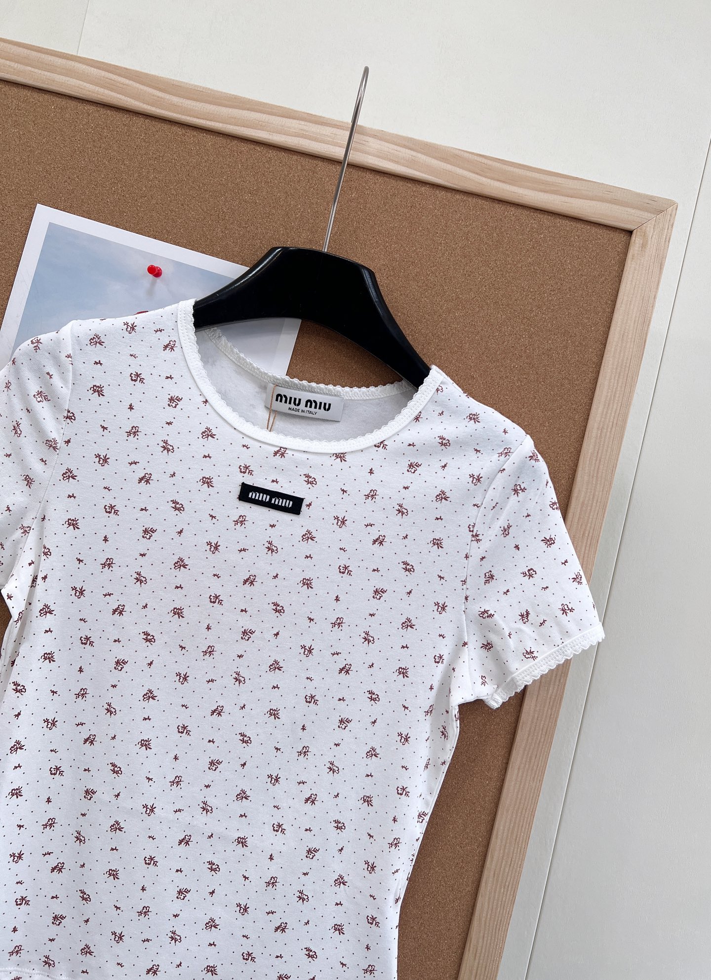 🆕Miumiu2025新款字母贴片圆领碎花短袖，定制YB斜纹全棉材质，清透舒适，弹力十足，圆领短袖裁剪，